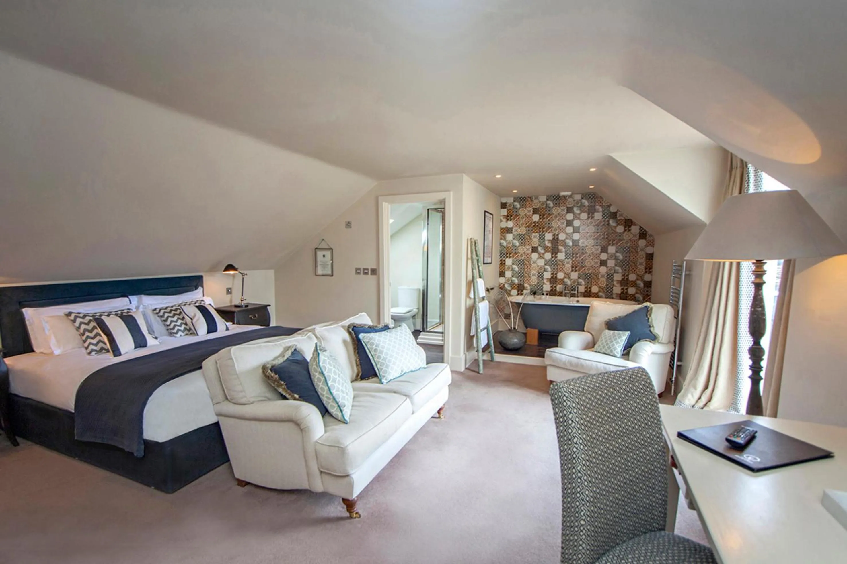 Photo of the whole room, Bed in The Grosvenor Arms