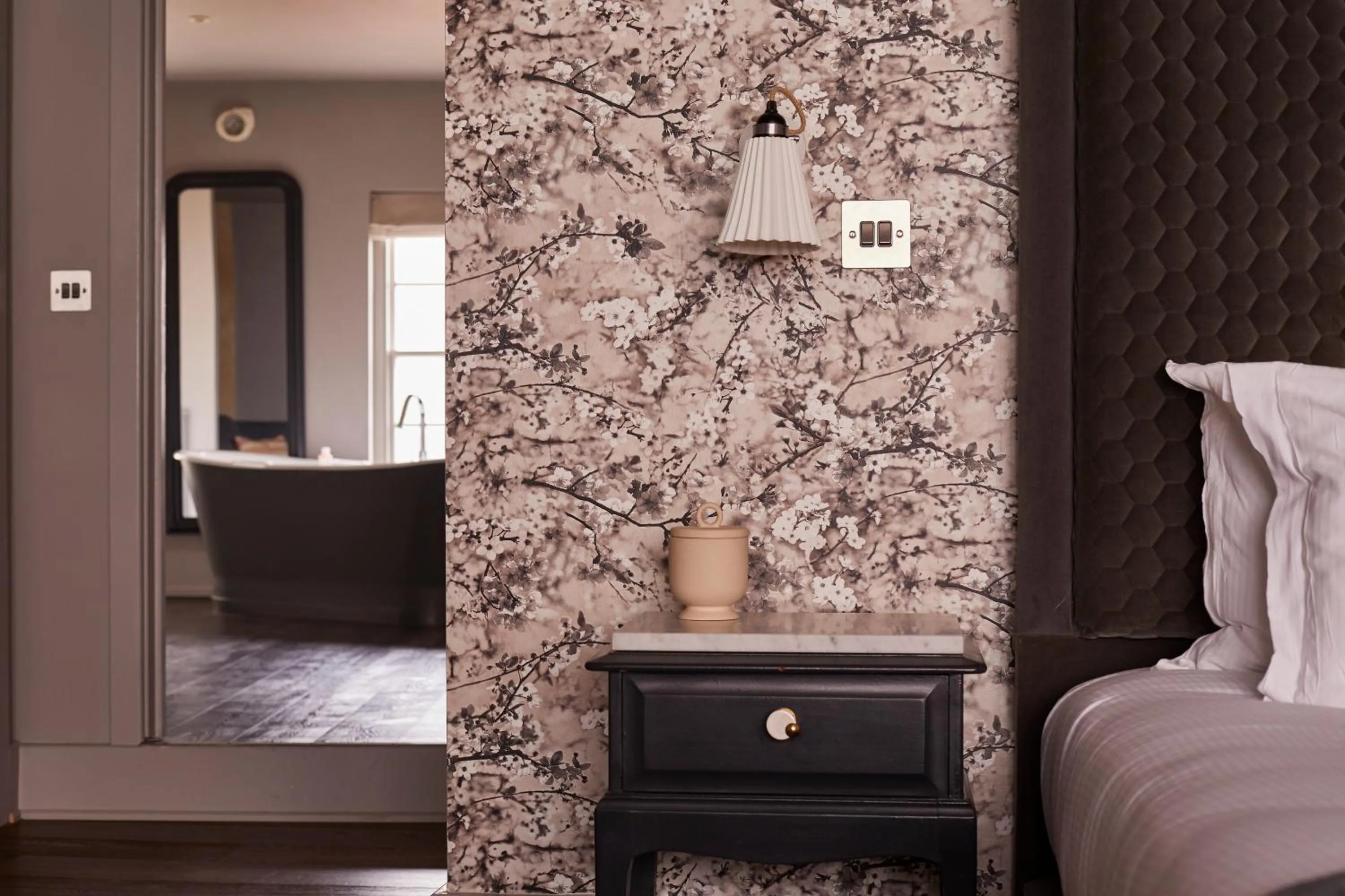 Bedroom, Bed in The Grosvenor Arms