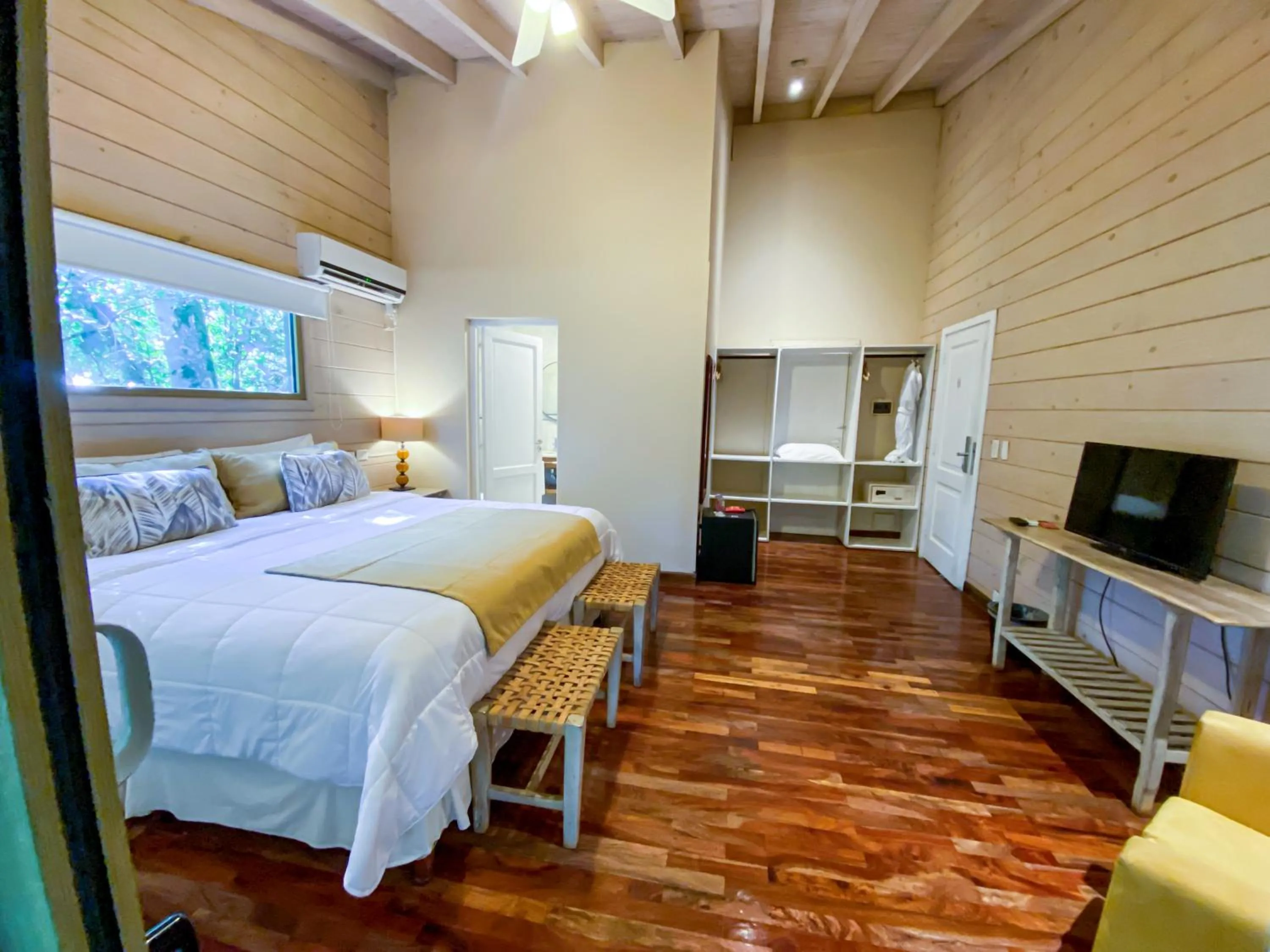 Bed in La Reserva Virgin Lodge