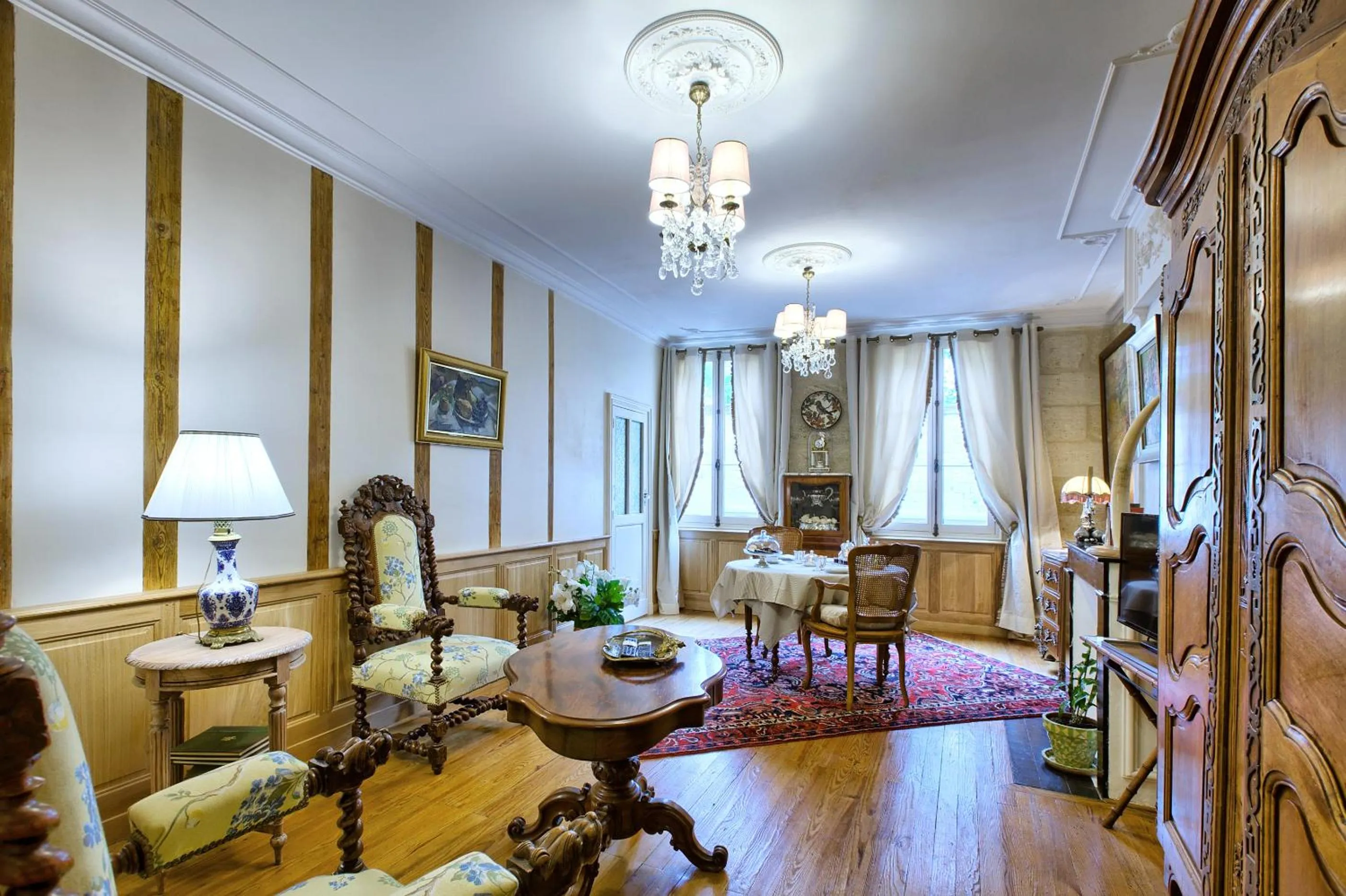 Library in Le Clos De Saint Seurin