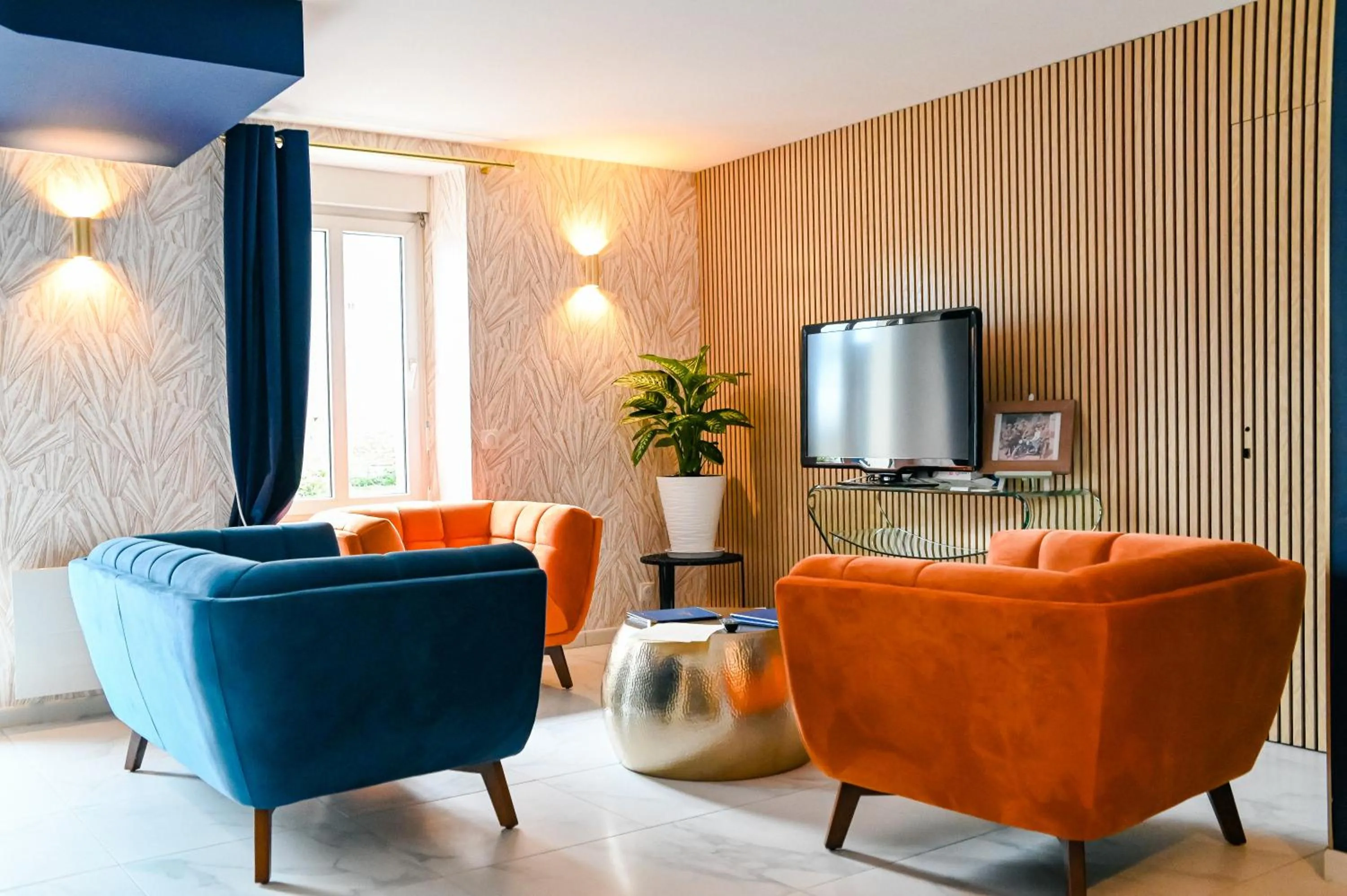 Communal lounge/ TV room in La glycine hotel, spa et bien-être