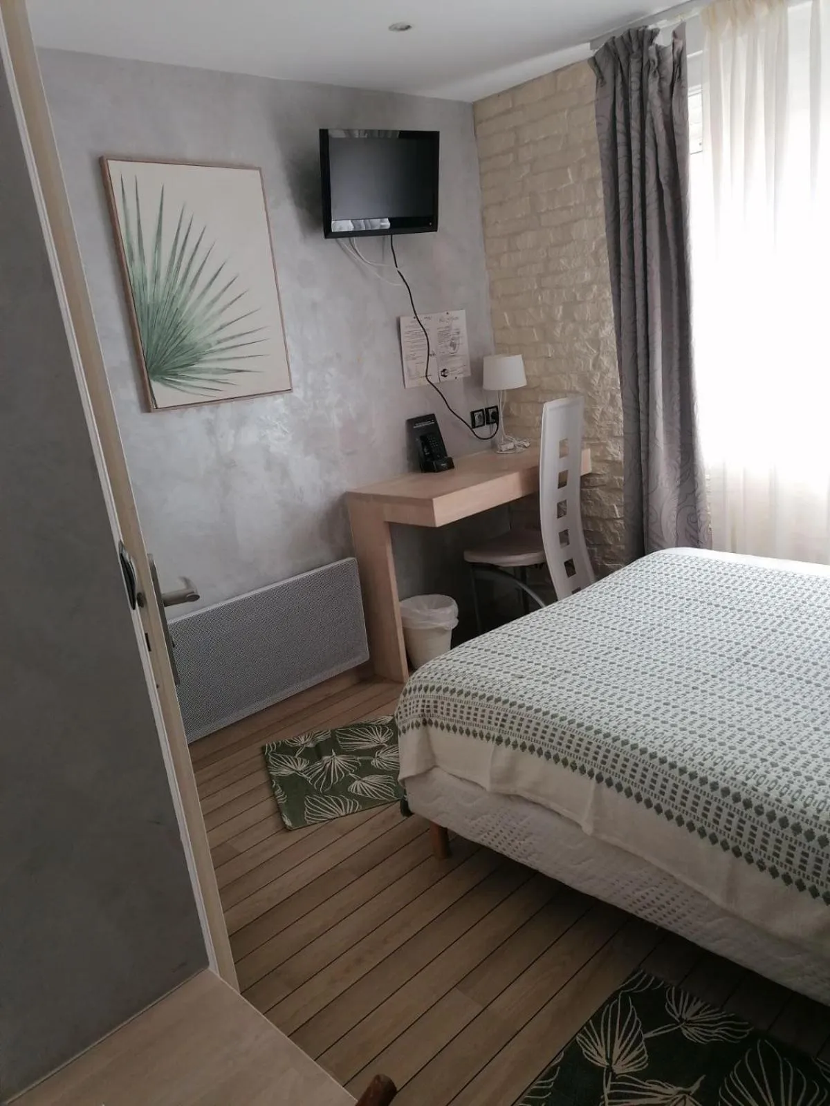 Bedroom, Bed in La glycine hotel, spa et bien-être