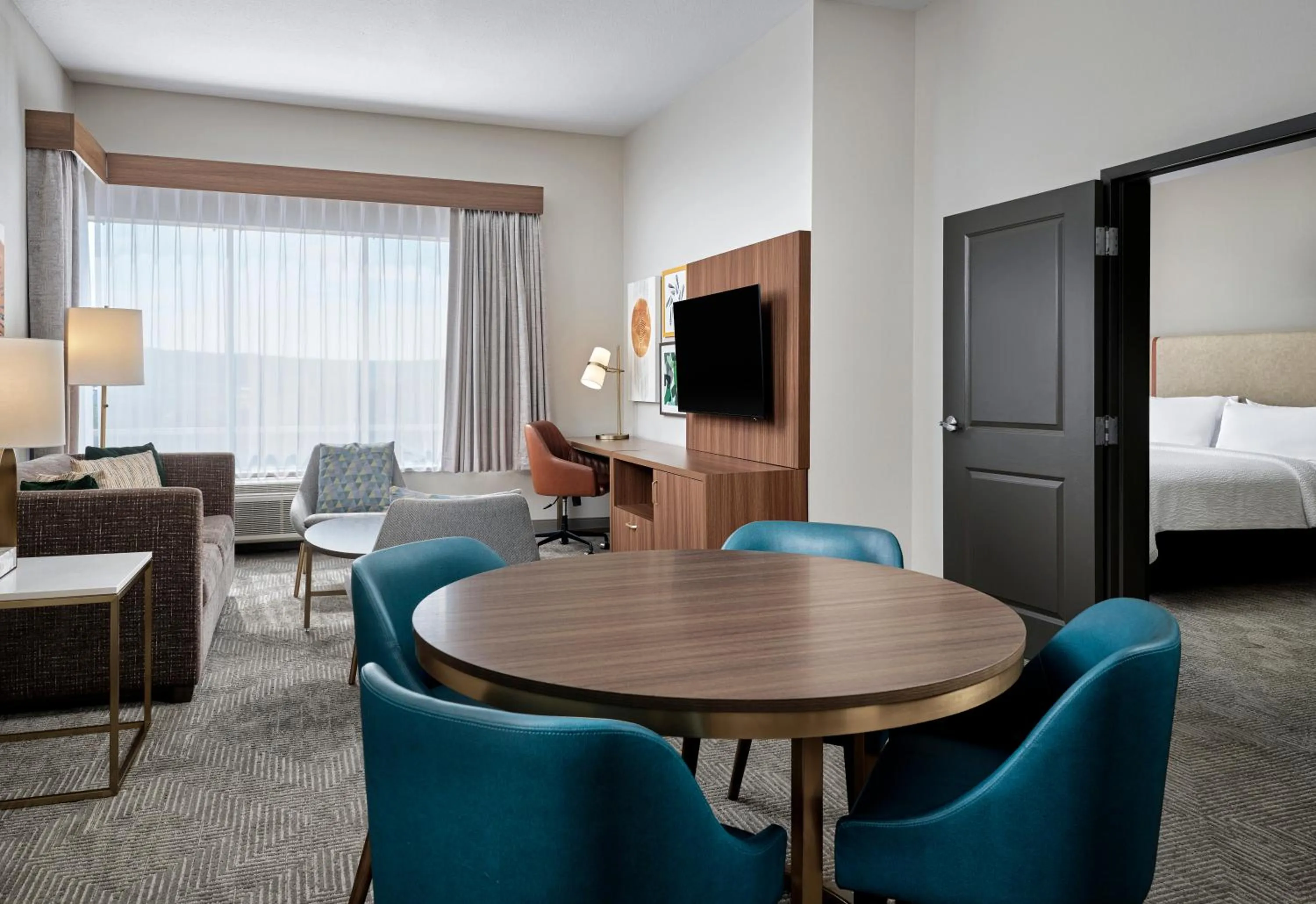 Seating area, Bed in Holiday Inn Meridian East I 59 / I 20