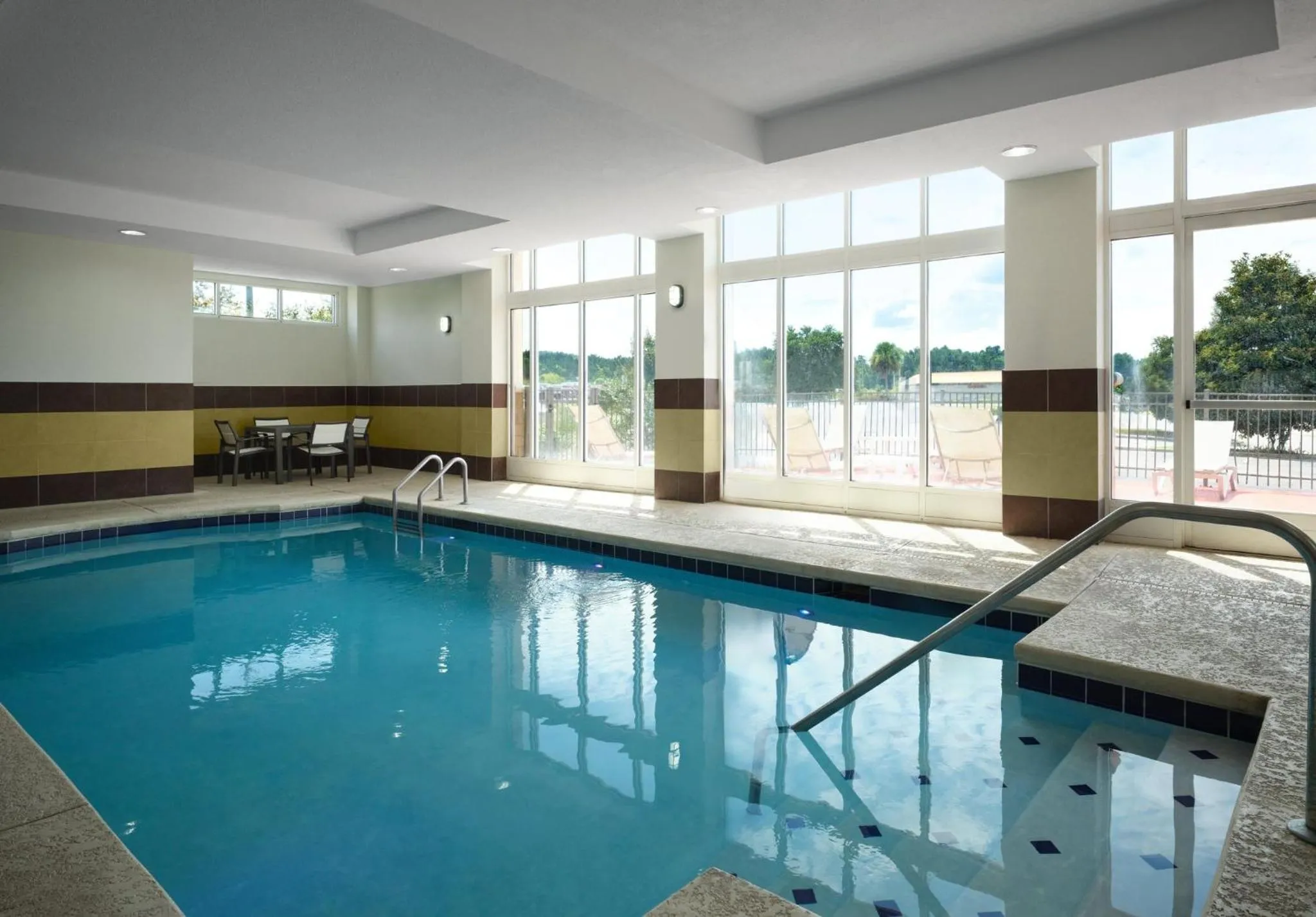 Swimming pool in Holiday Inn Meridian East I 59 / I 20