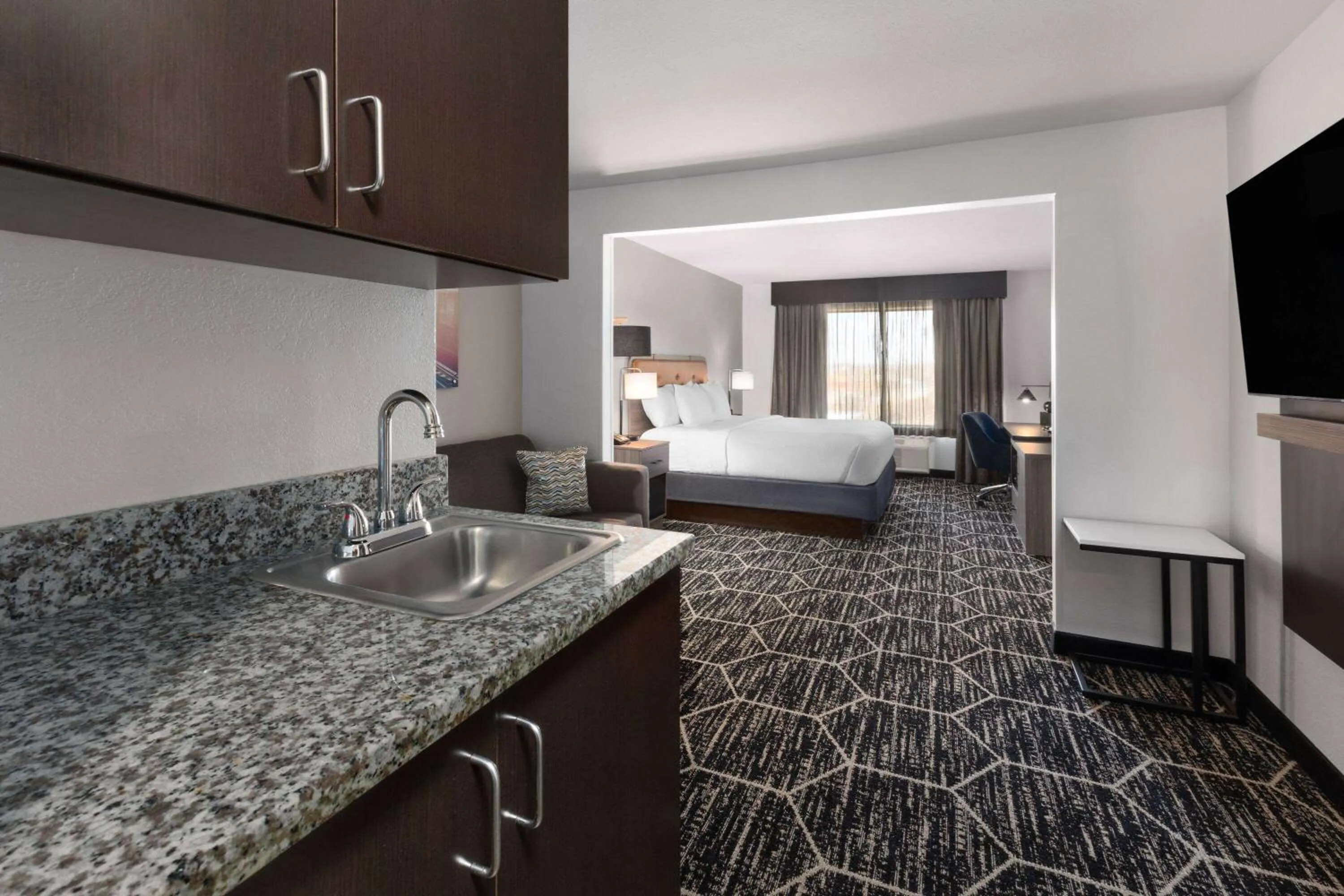 Photo of the whole room, Bed in La Quinta Inn & Suites by Wyndham Meridian