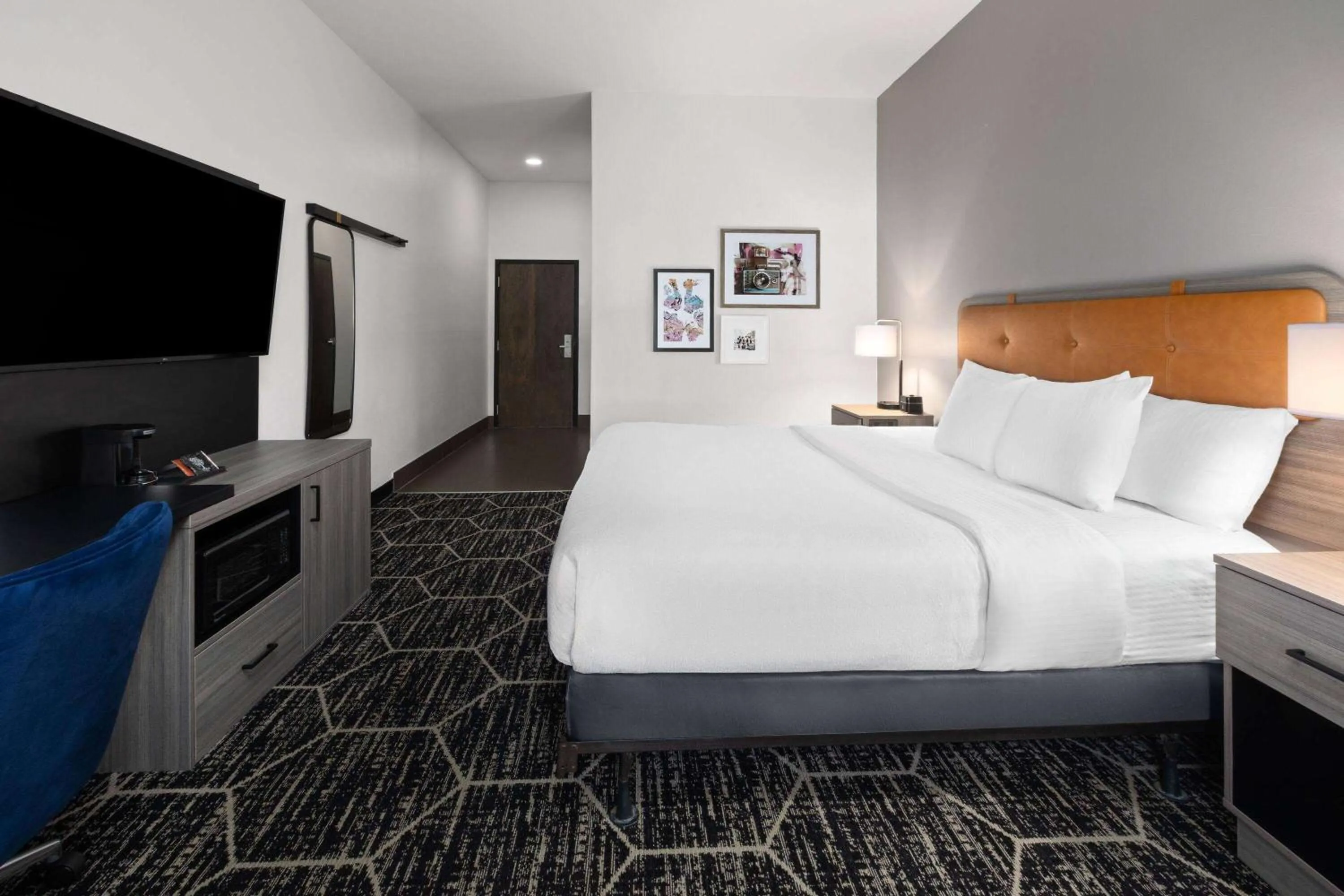 Photo of the whole room, Bed in La Quinta Inn & Suites by Wyndham Meridian
