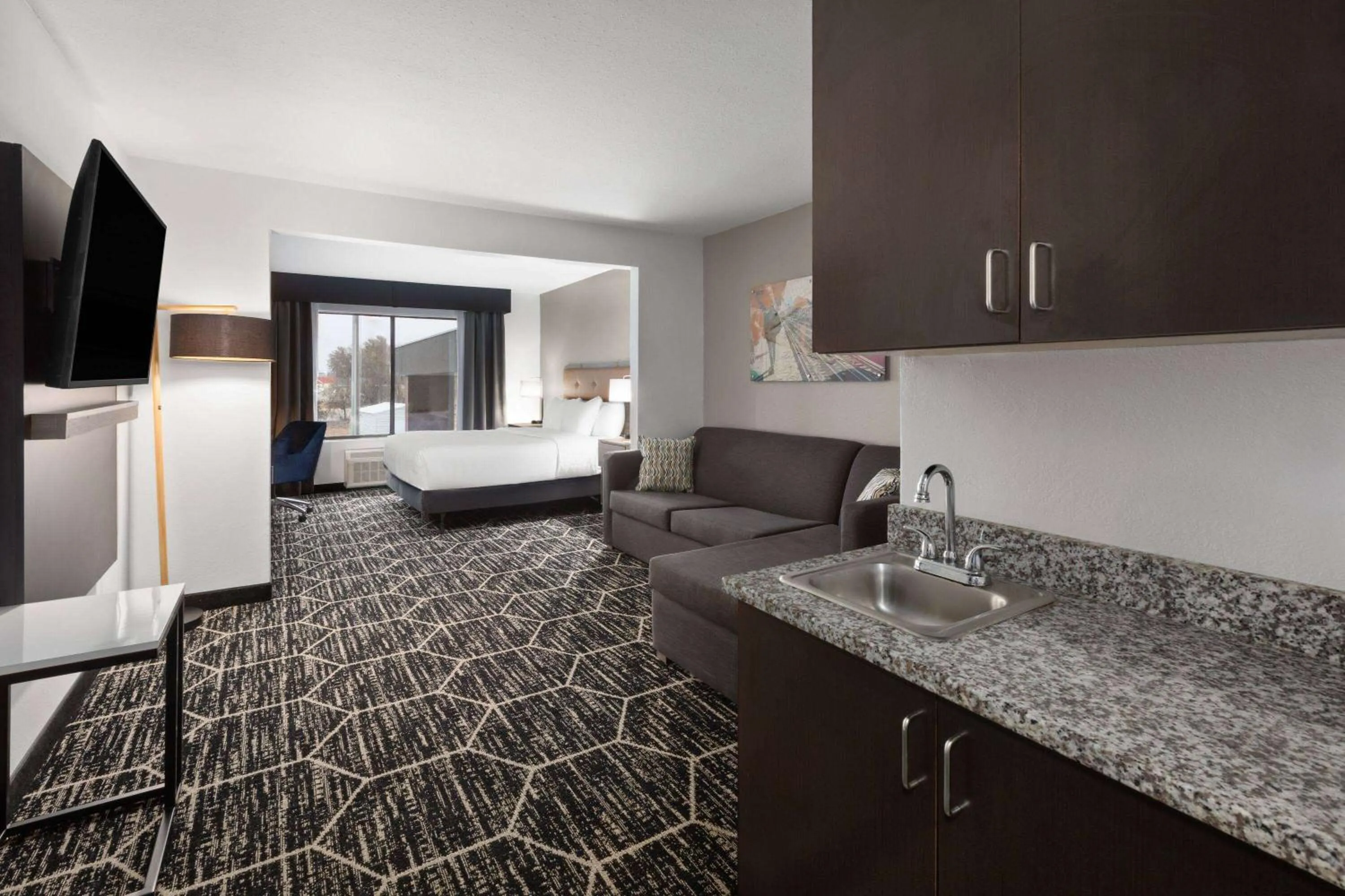 Photo of the whole room, Bed in La Quinta Inn & Suites by Wyndham Meridian