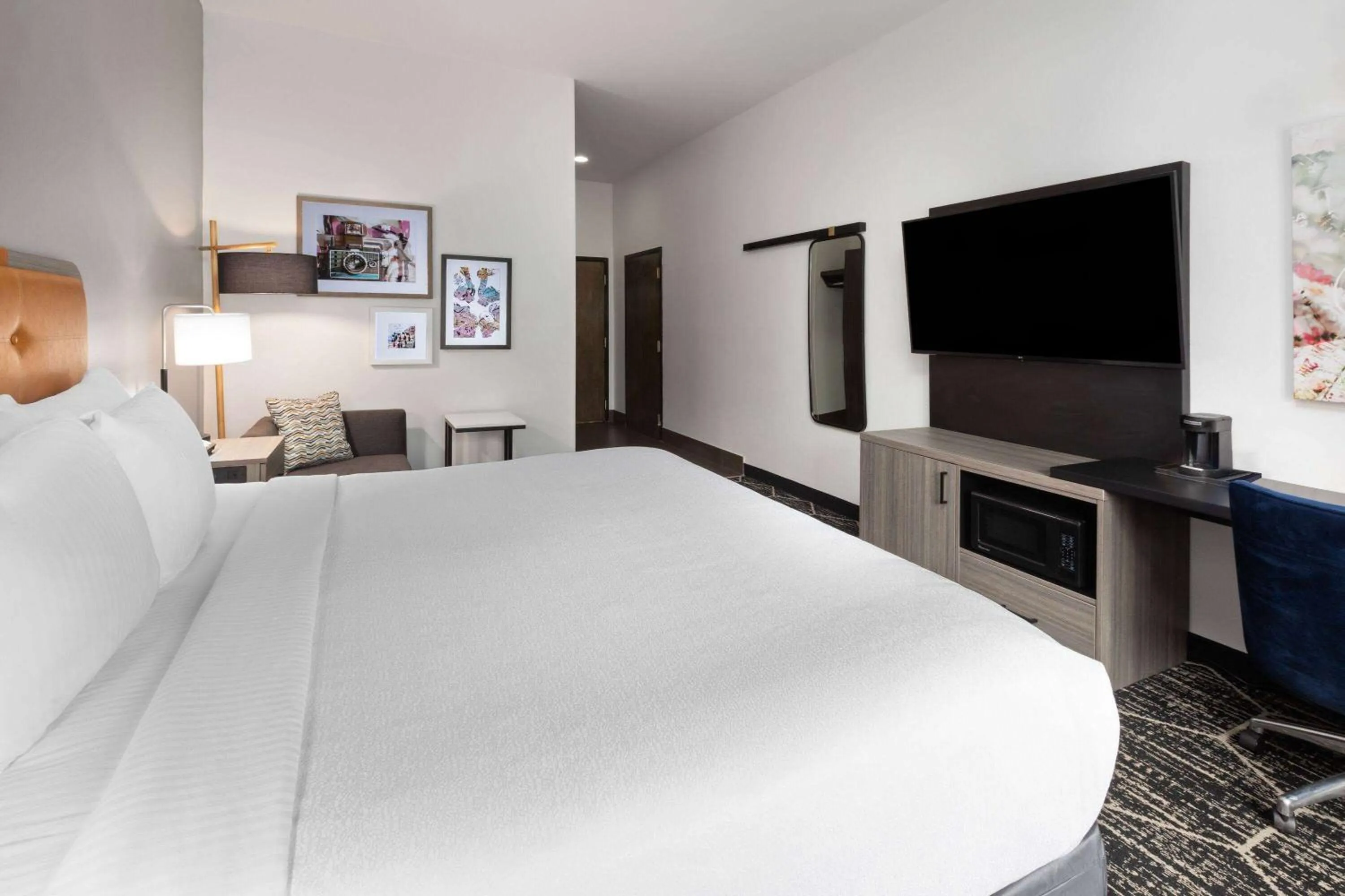 Photo of the whole room, Bed in La Quinta Inn & Suites by Wyndham Meridian