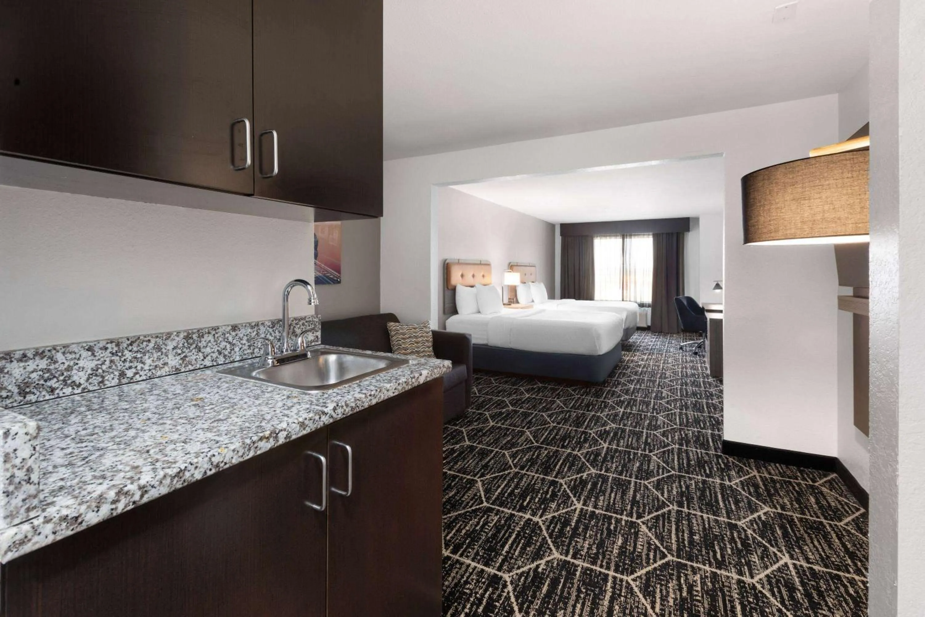 Photo of the whole room, Bed in La Quinta Inn & Suites by Wyndham Meridian