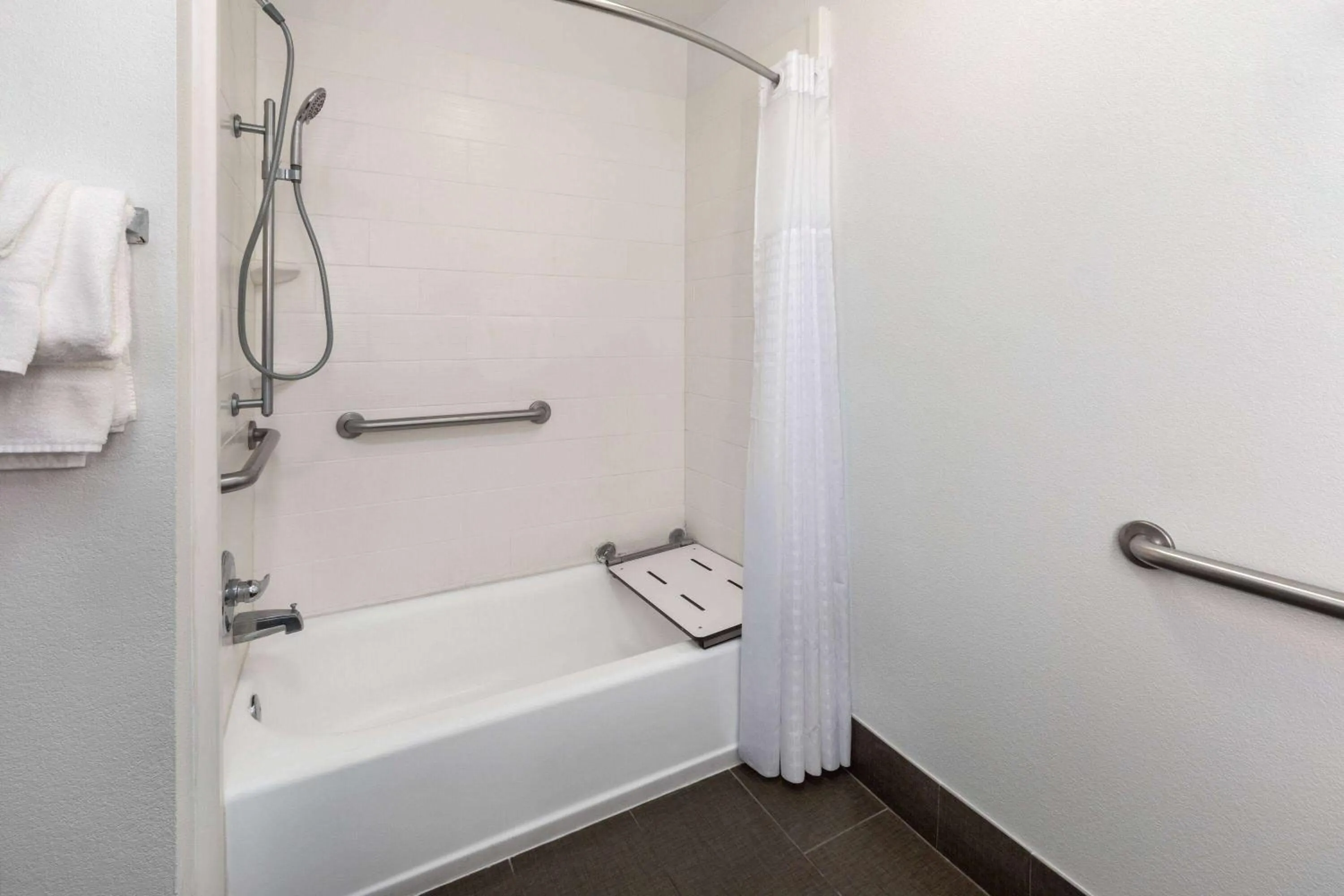 Bathroom in La Quinta Inn & Suites by Wyndham Meridian