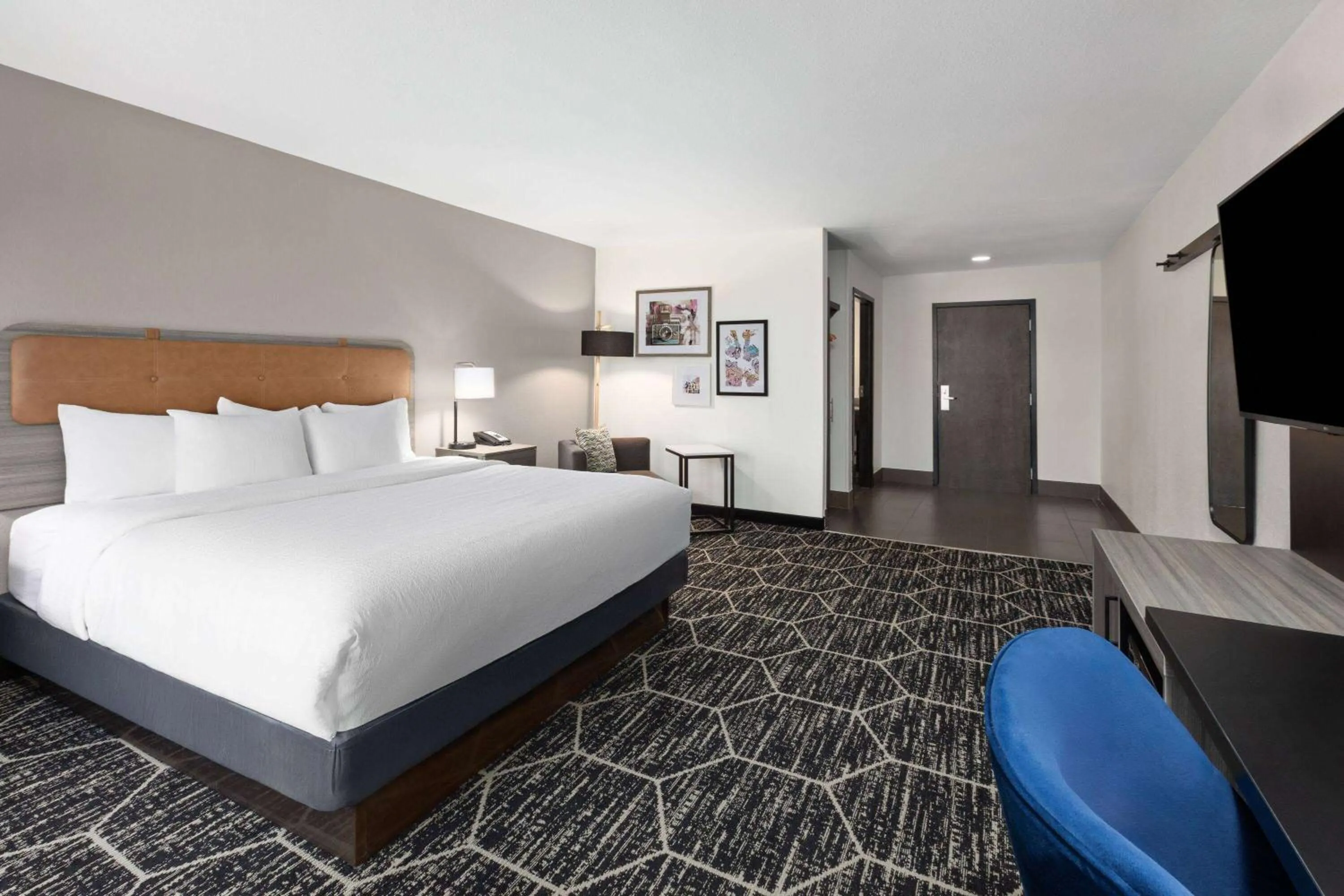 Photo of the whole room, Bed in La Quinta Inn & Suites by Wyndham Meridian