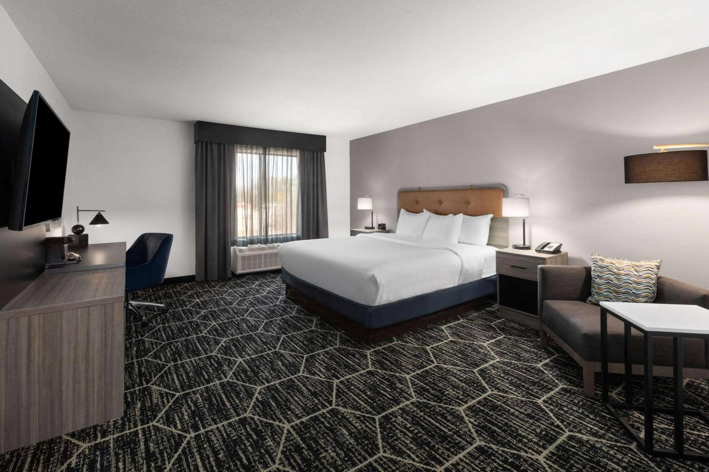 Photo of the whole room, Bed in La Quinta Inn & Suites by Wyndham Meridian