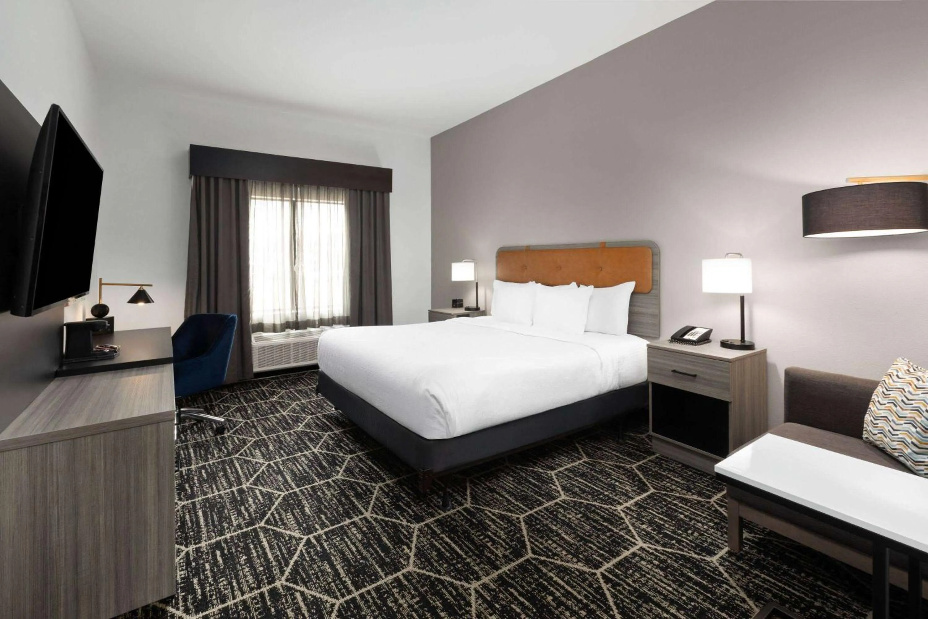 Photo of the whole room, Bed in La Quinta Inn & Suites by Wyndham Meridian
