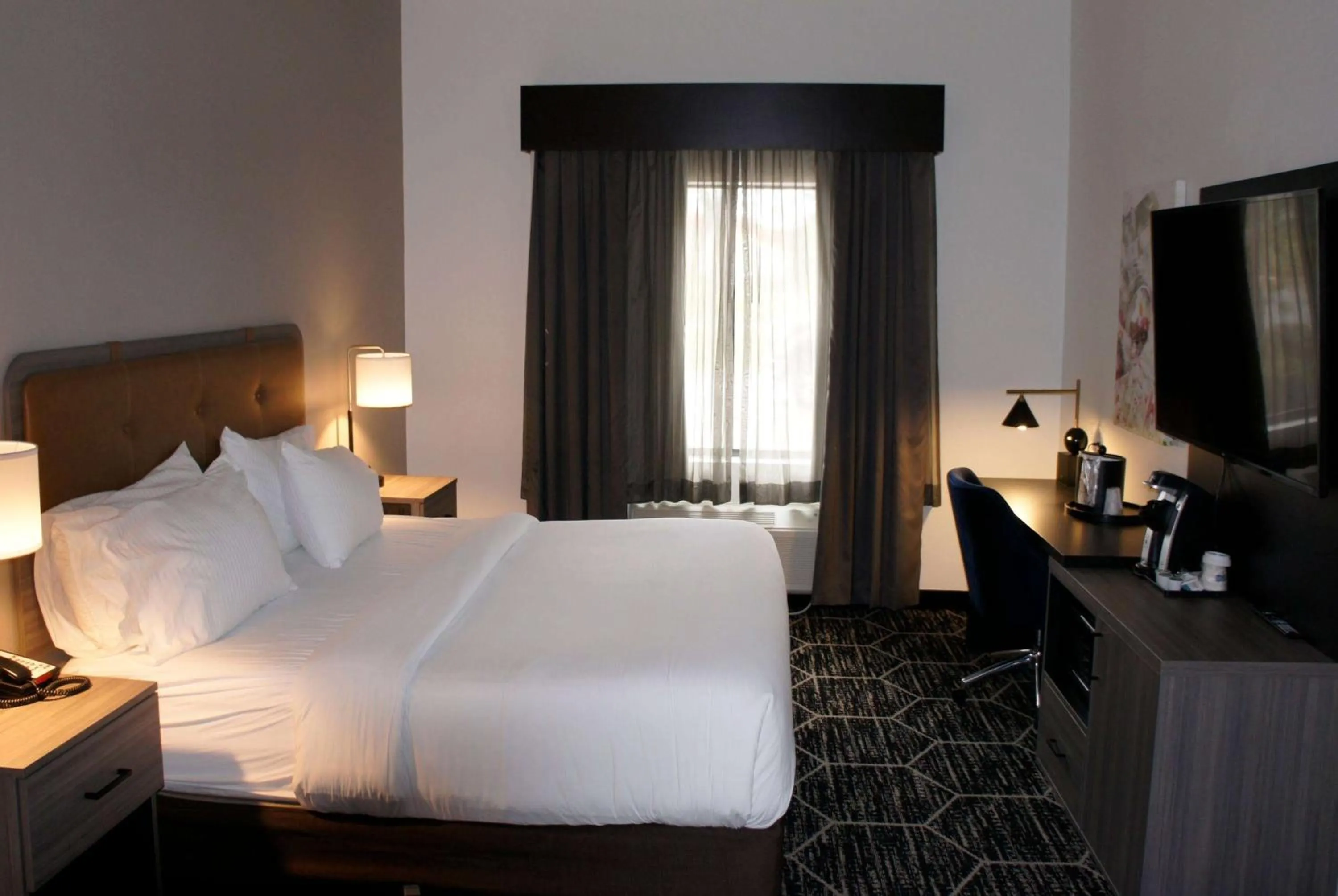 Photo of the whole room, Bed in La Quinta Inn & Suites by Wyndham Meridian