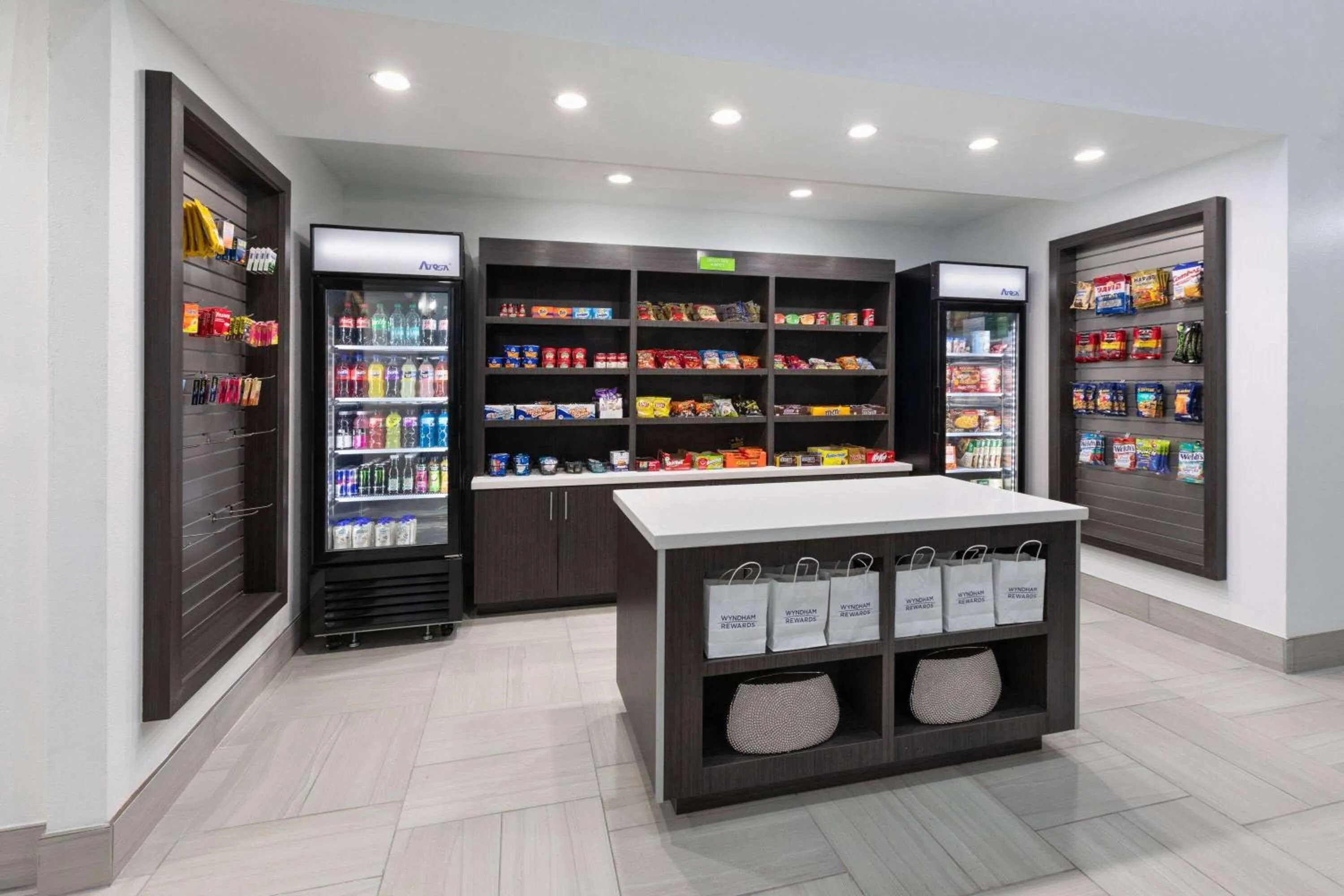 Food and drinks in La Quinta Inn & Suites by Wyndham Meridian