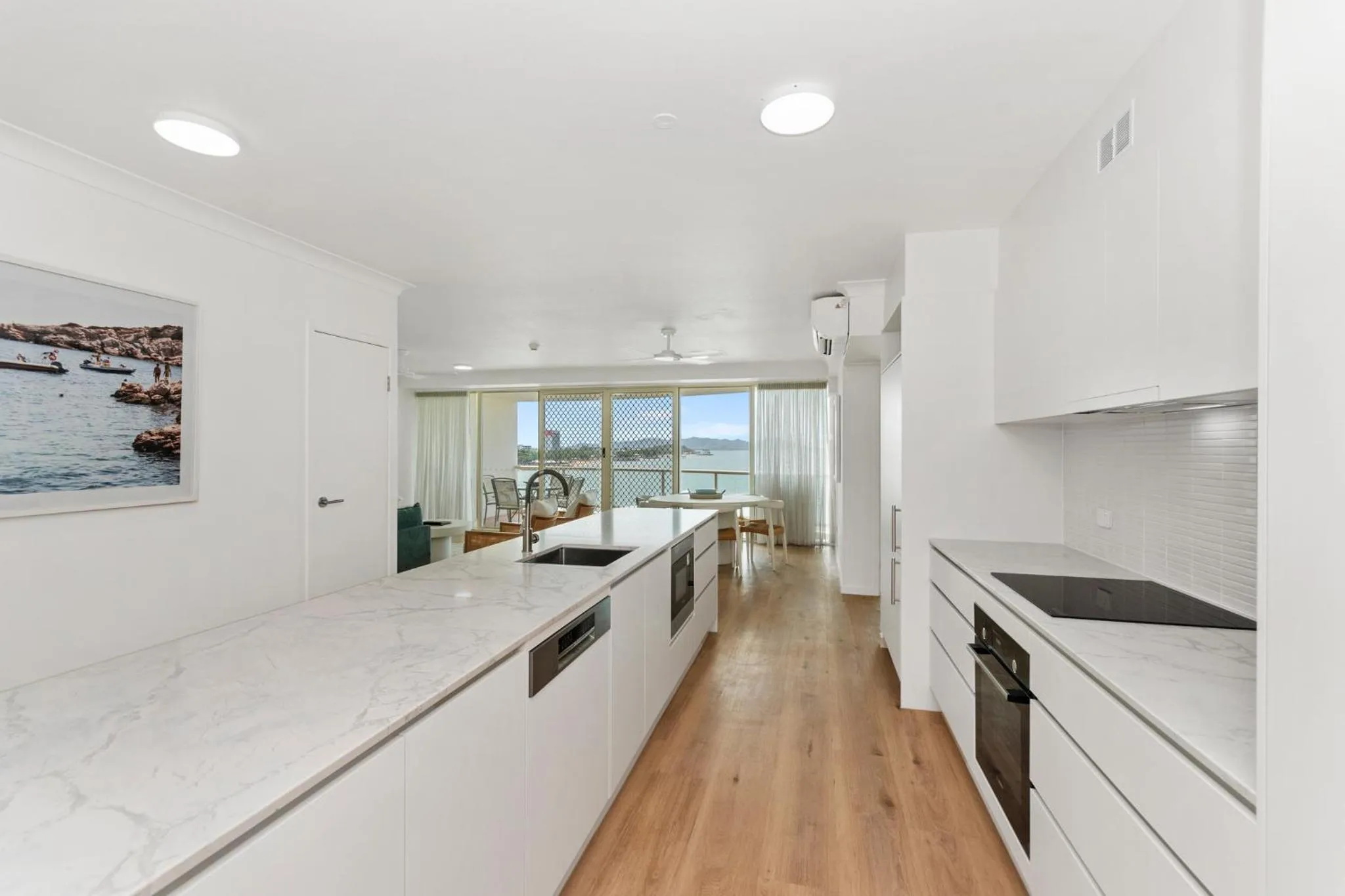 kitchen, Bed in Mariners North Holiday Apartments