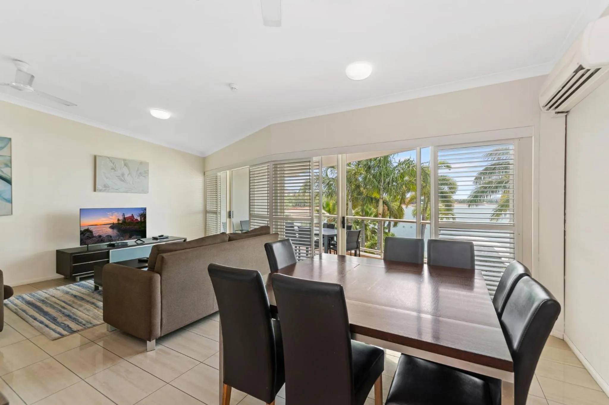 Dining area in Mariners North Holiday Apartments