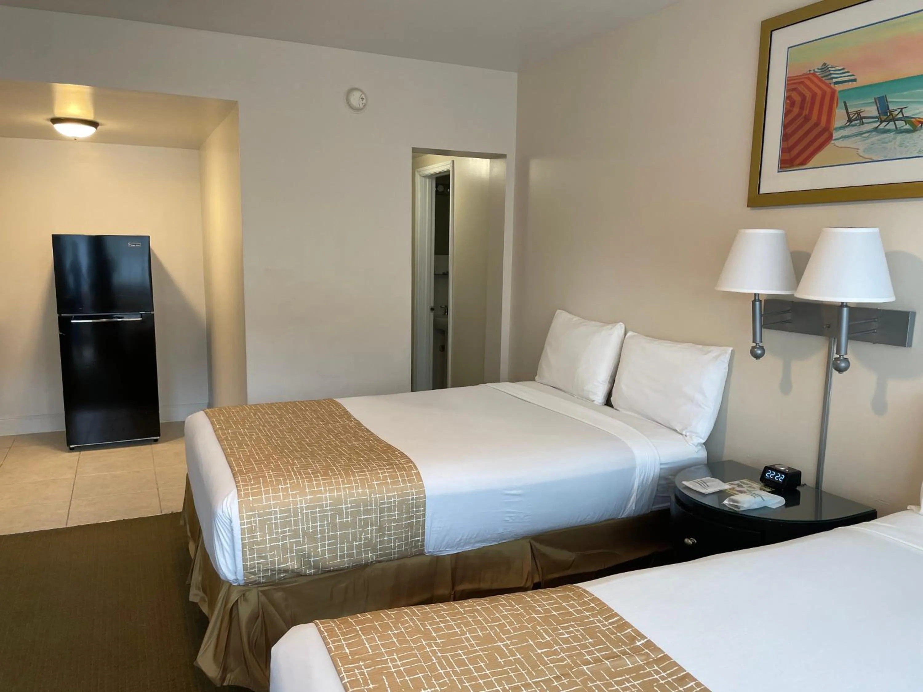 kitchen, Bed in Beach Place Hotel