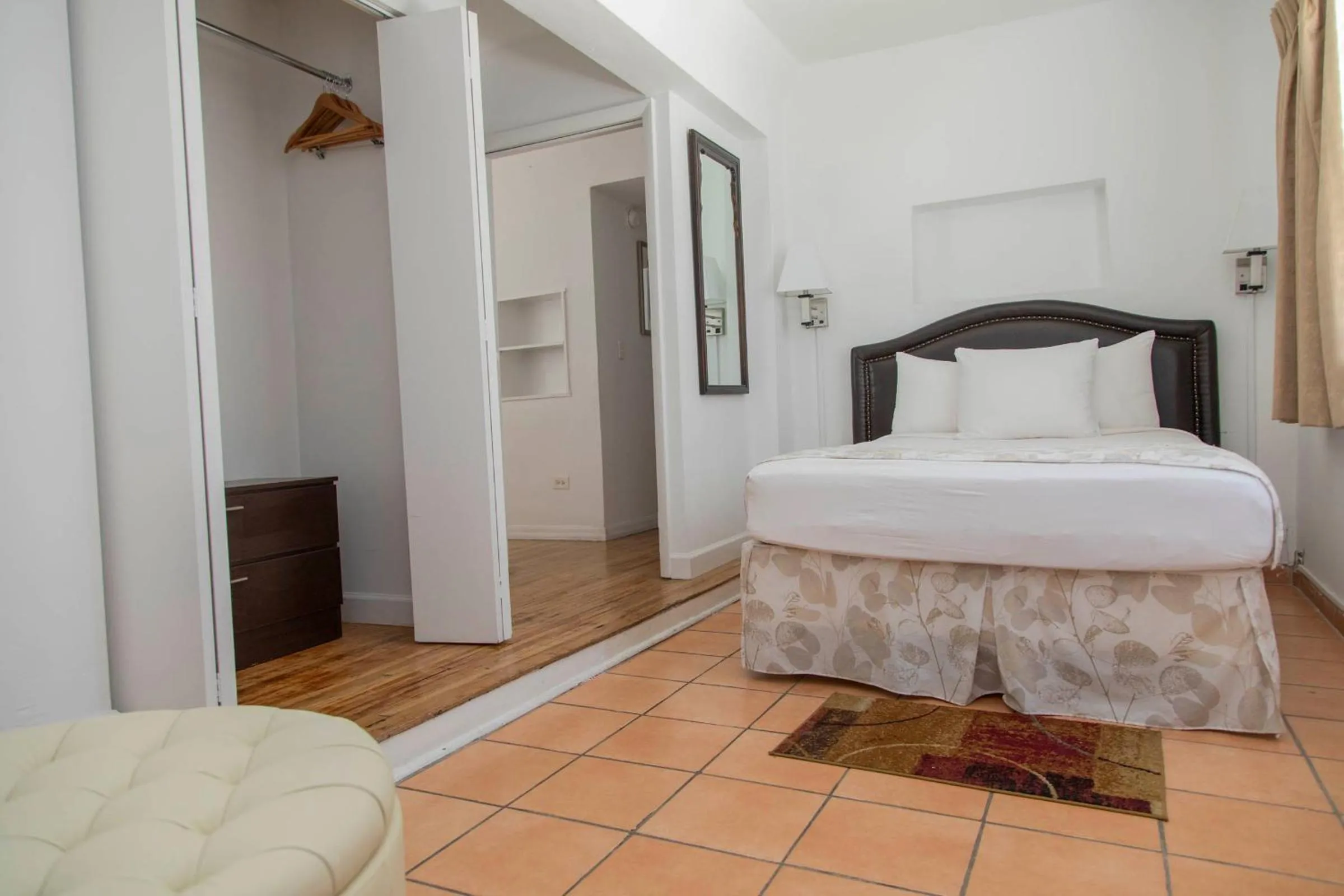 Bedroom, Bed in Beach Place Hotel