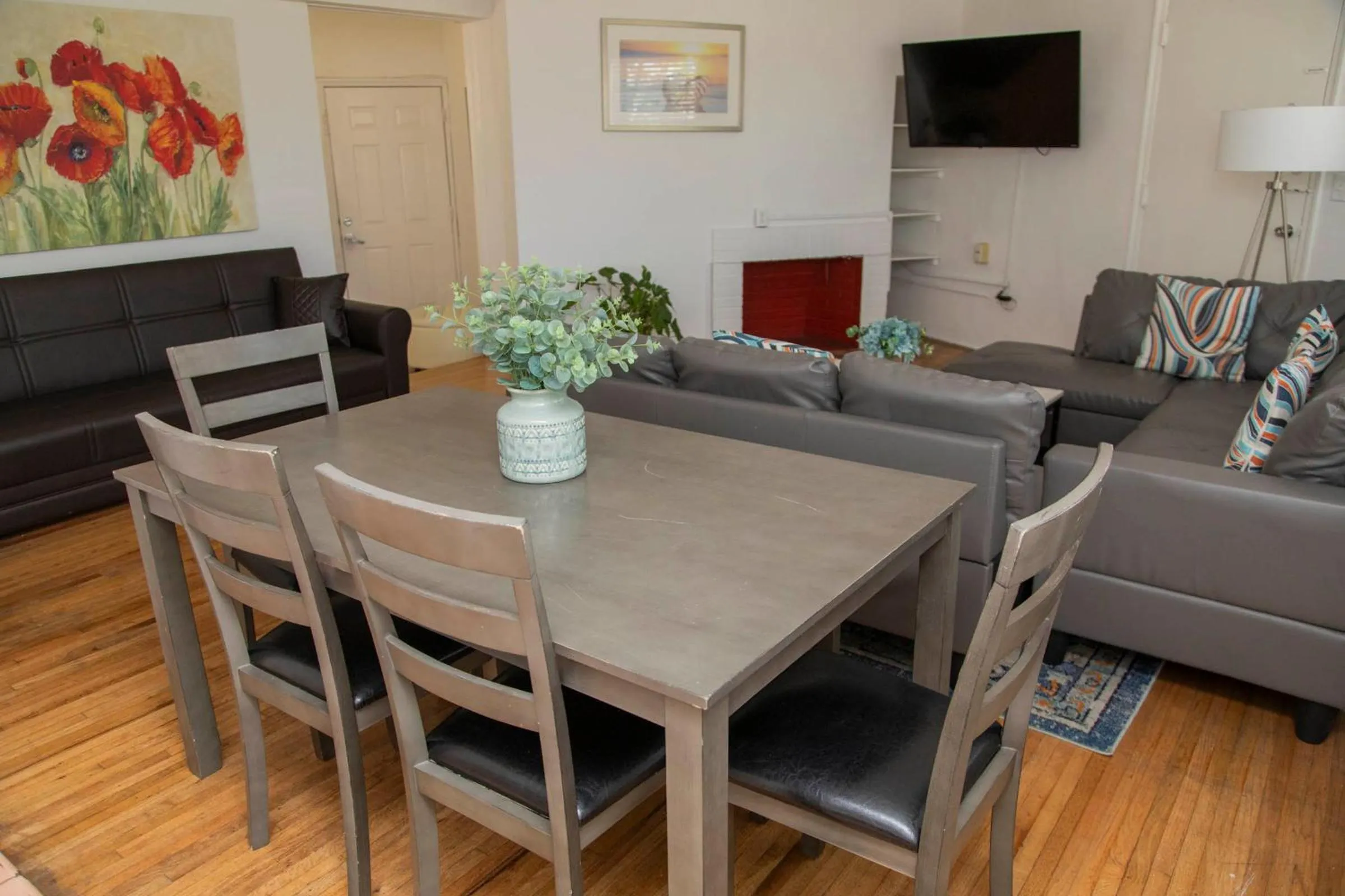 Dining area in Beach Place Hotel