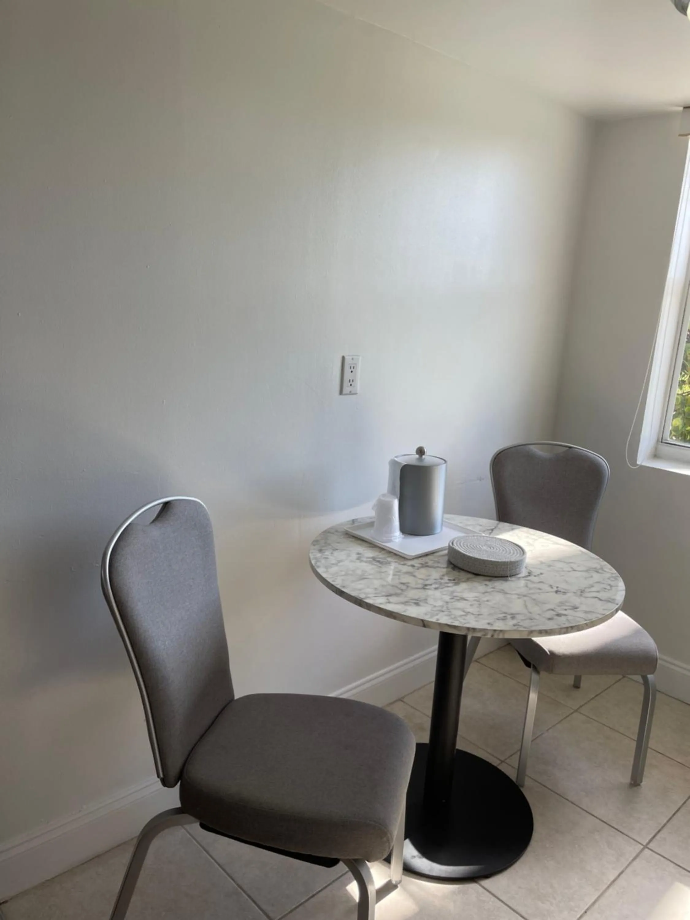 Seating area in Beach Place Hotel