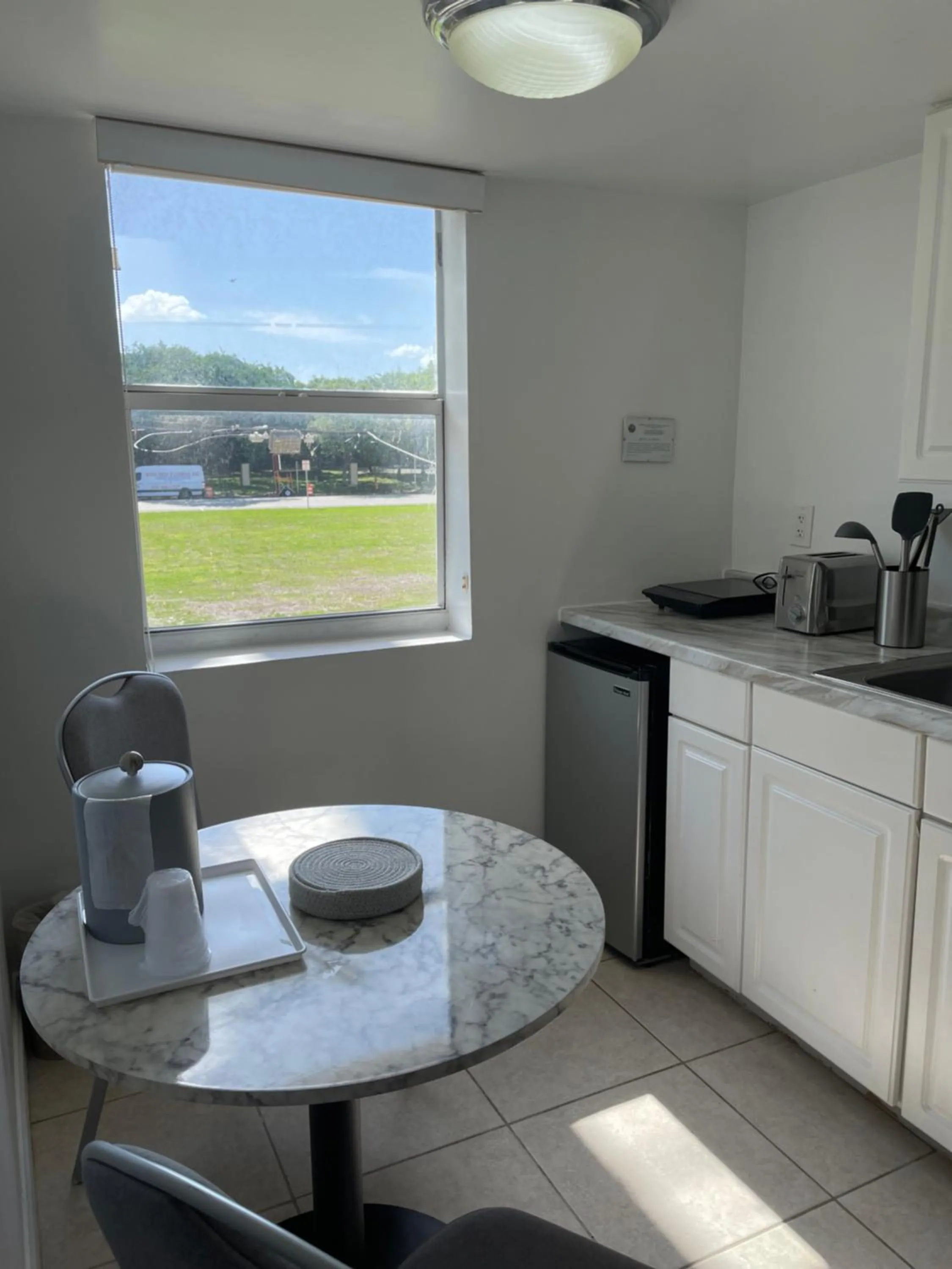 Dining area in Beach Place Hotel