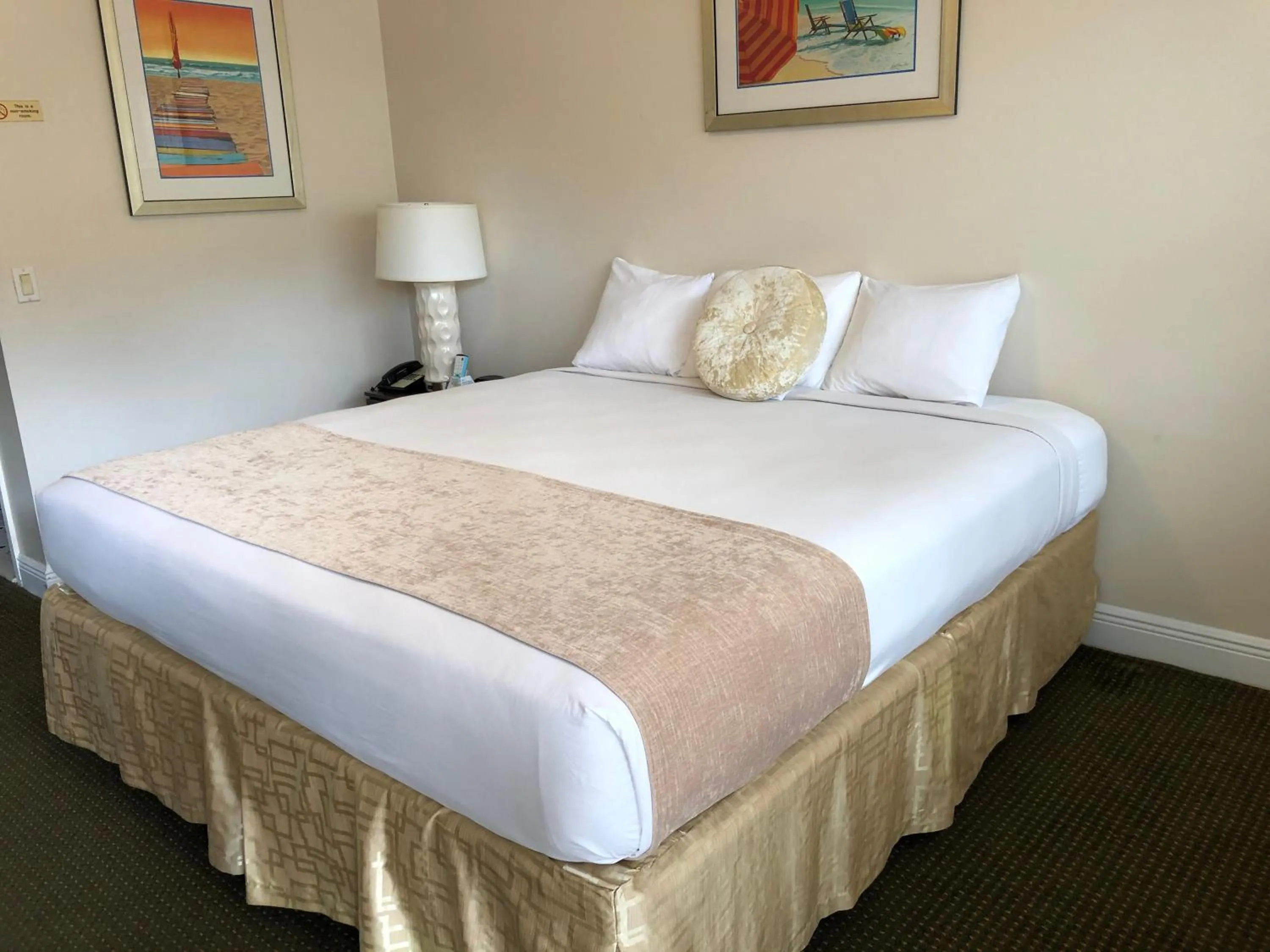 Bedroom, Bed in Beach Place Hotel