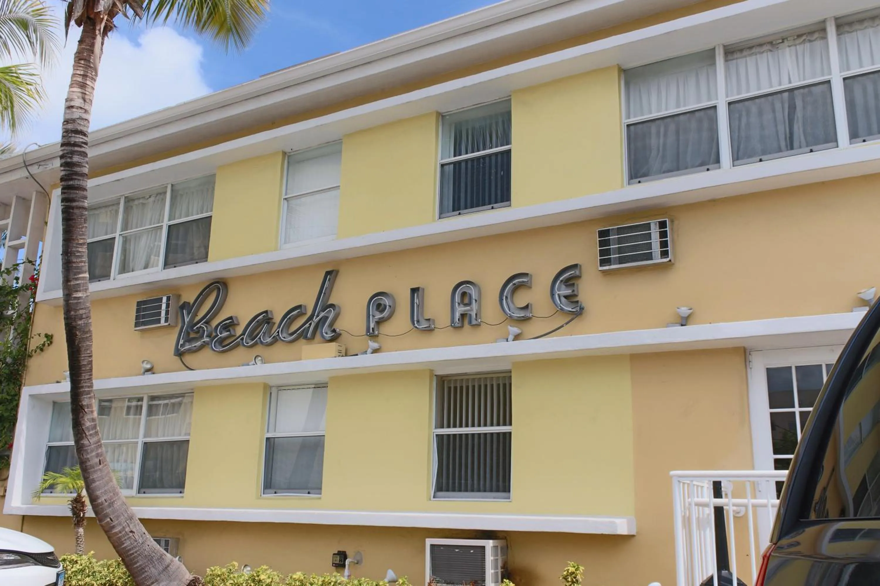 Facade/entrance in Beach Place Hotel