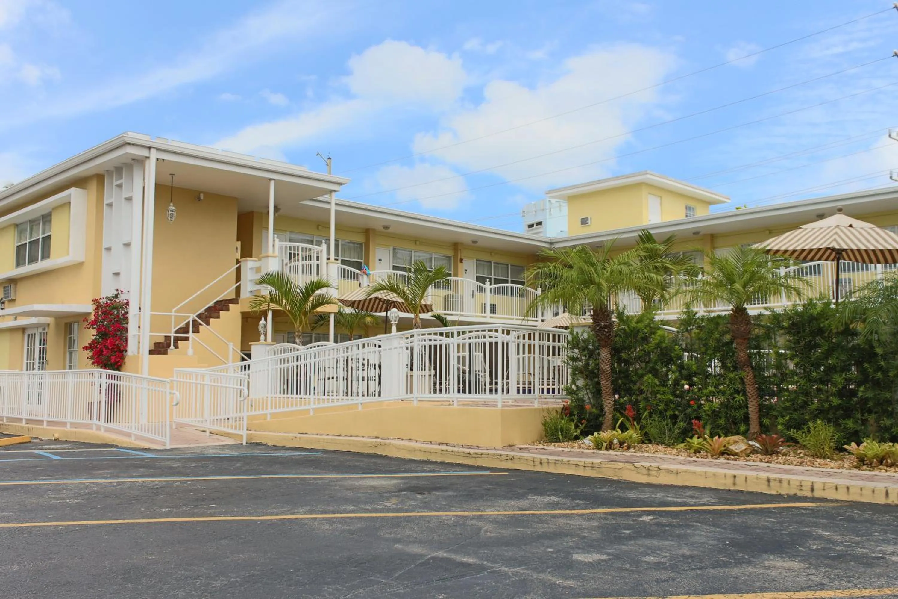 Facade/entrance in Beach Place Hotel
