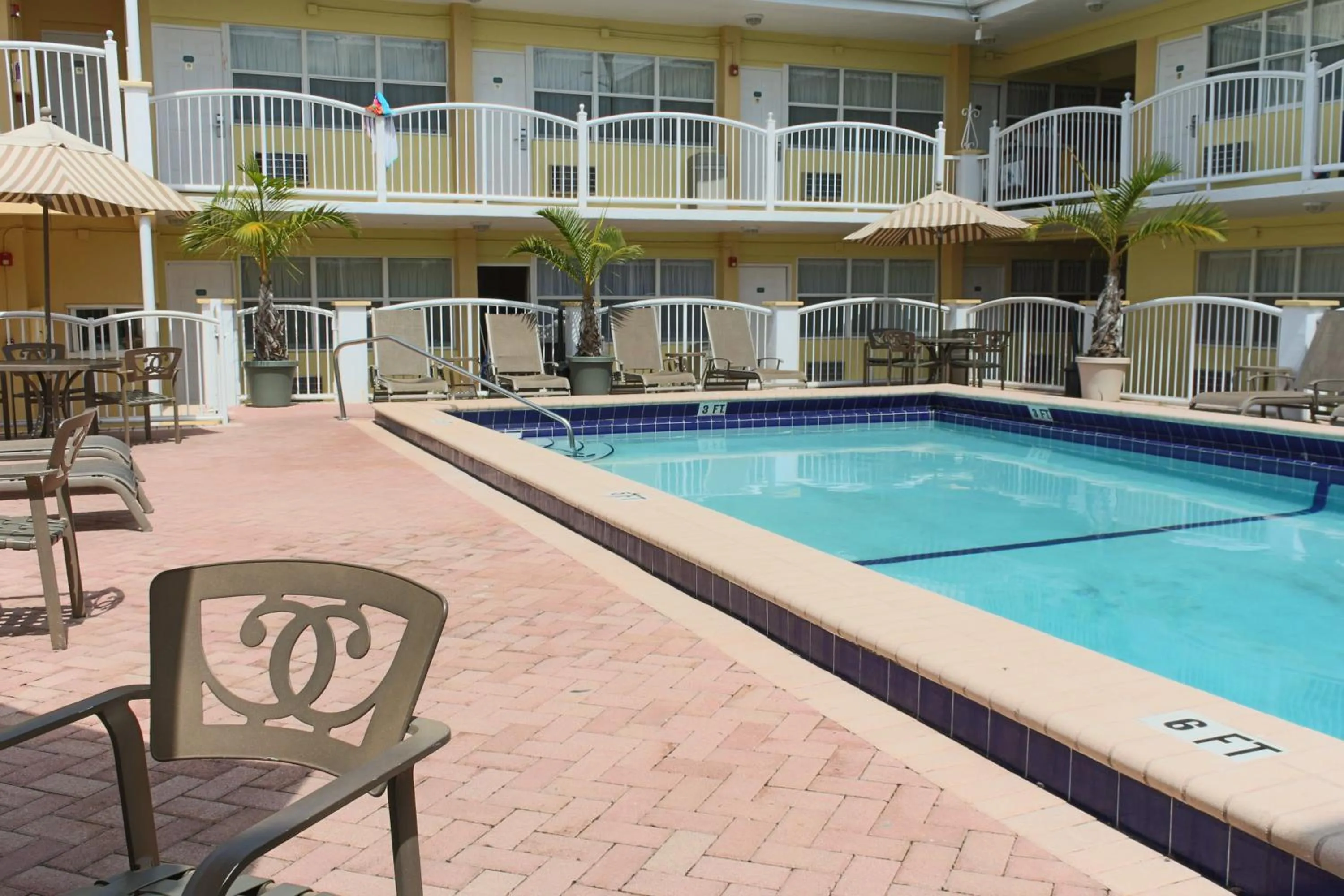 Swimming pool in Beach Place Hotel