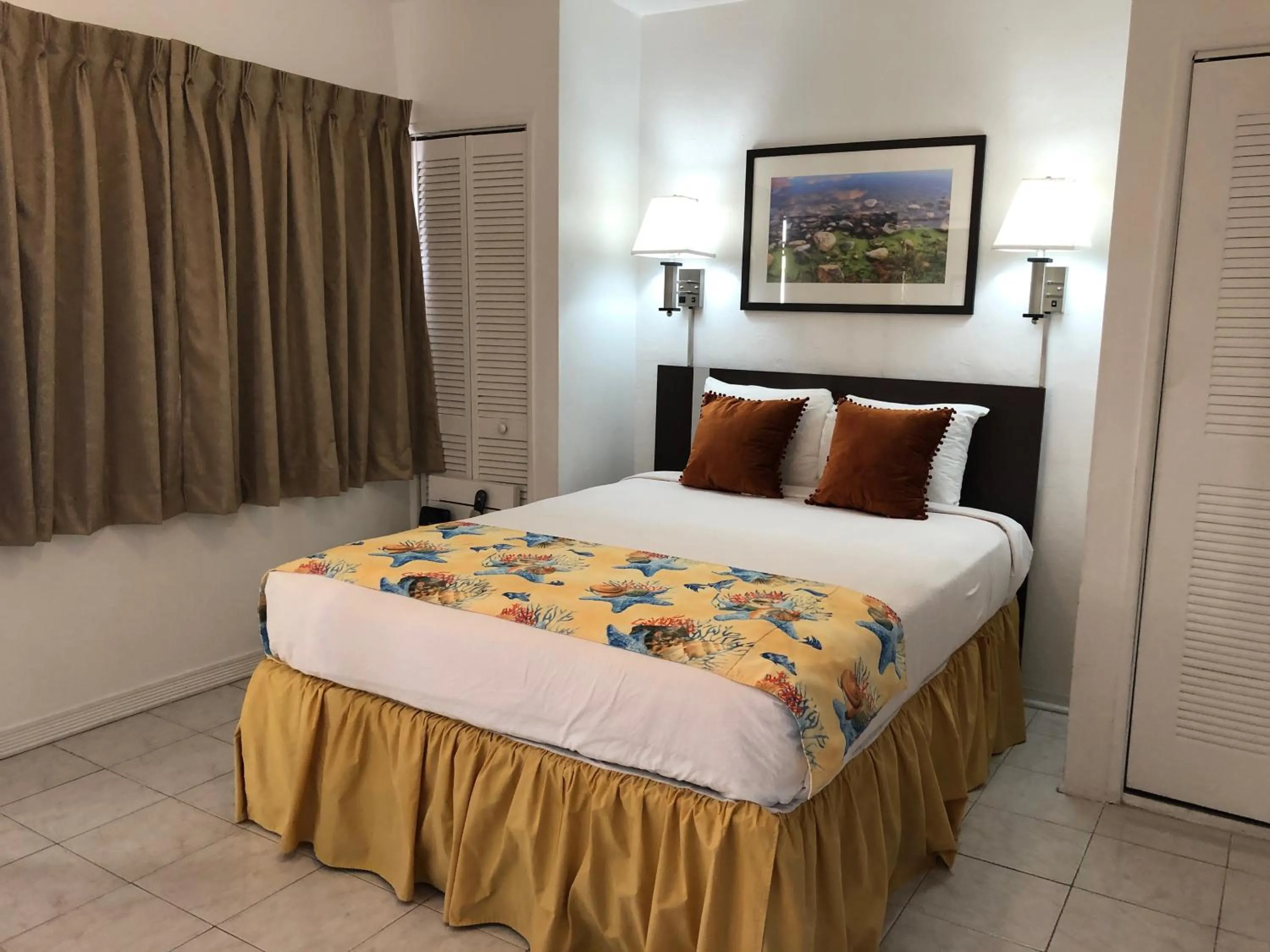 Photo of the whole room, Bed in Beach Place Hotel