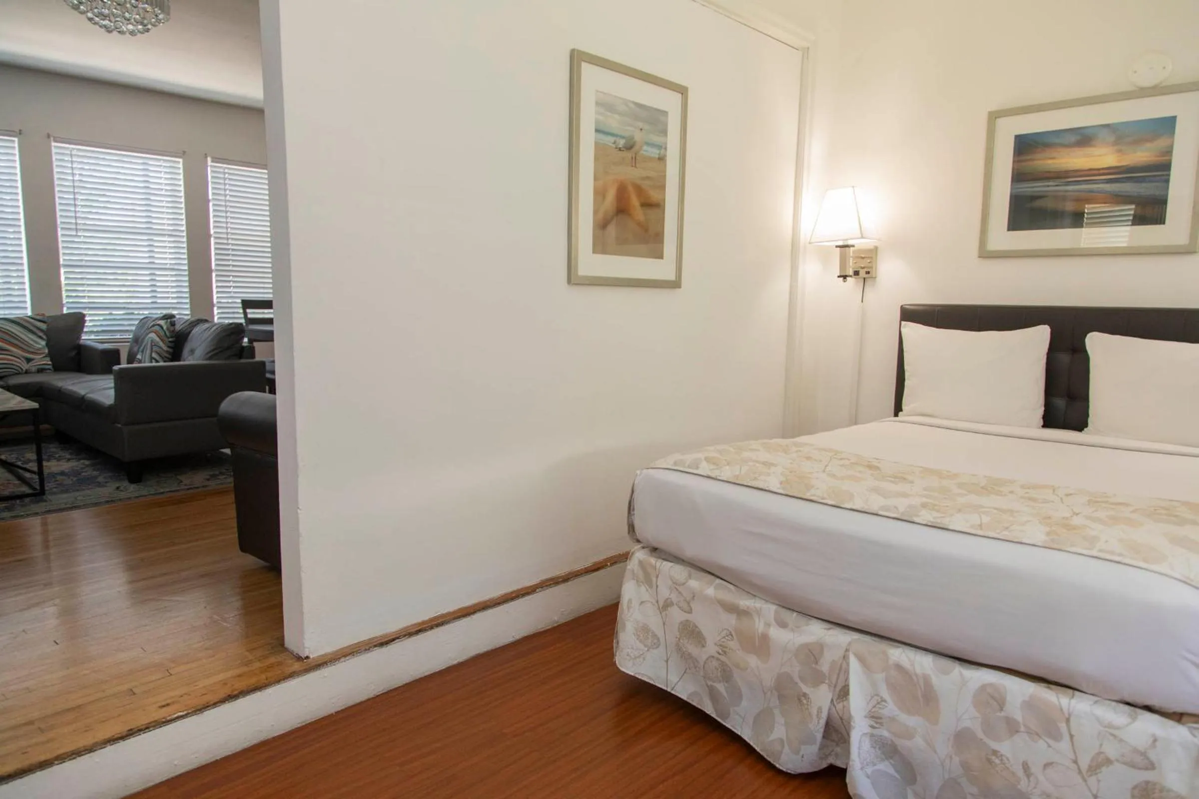 Bedroom, Bed in Beach Place Hotel