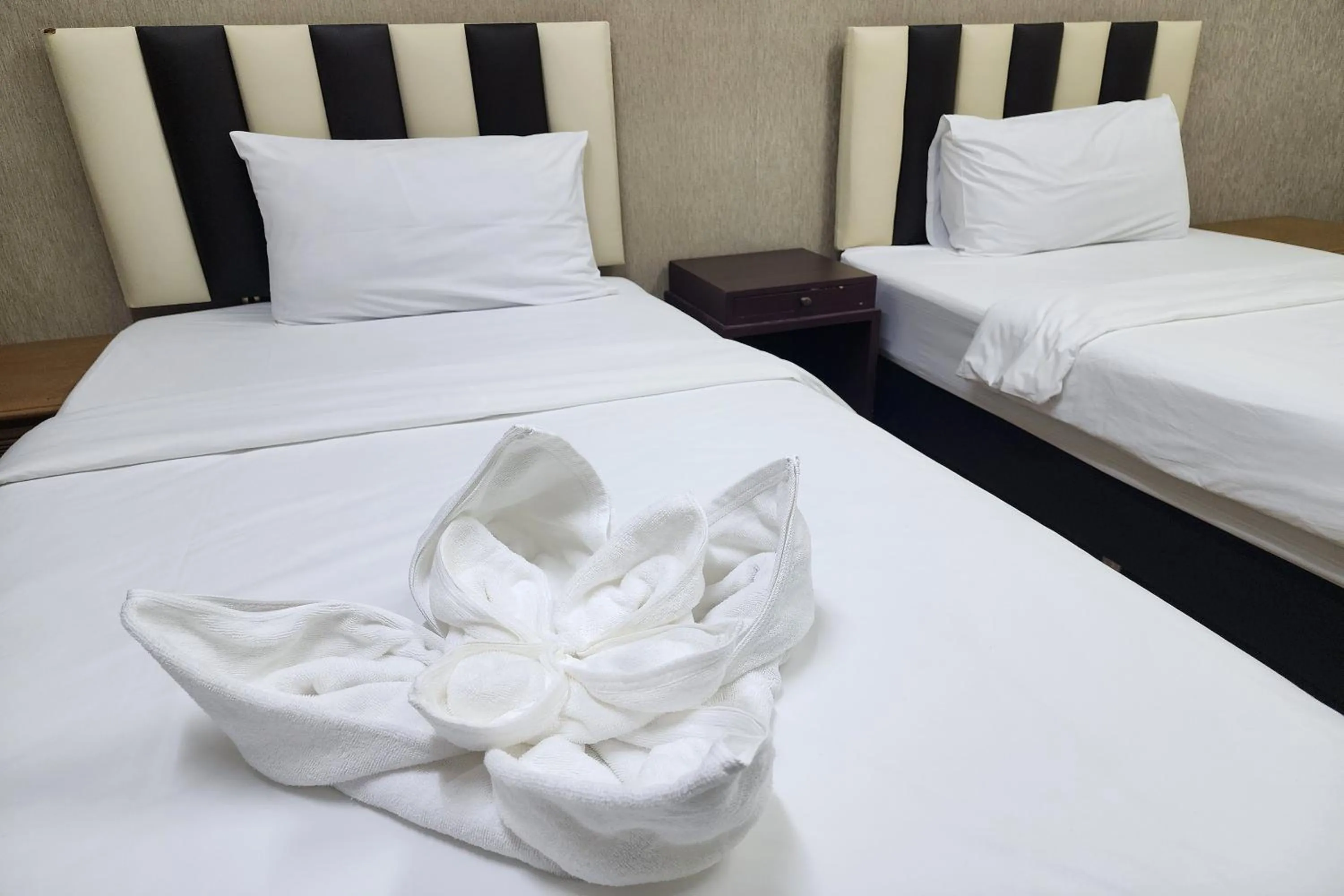 Bedroom, Bed in Kim Hotel At Bangplong