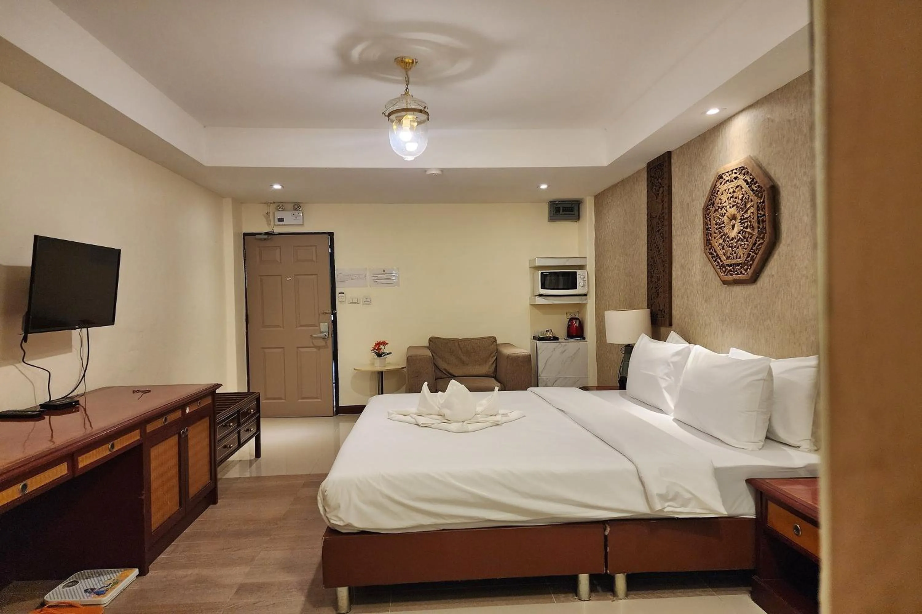 Bedroom, Bed in Kim Hotel At Bangplong