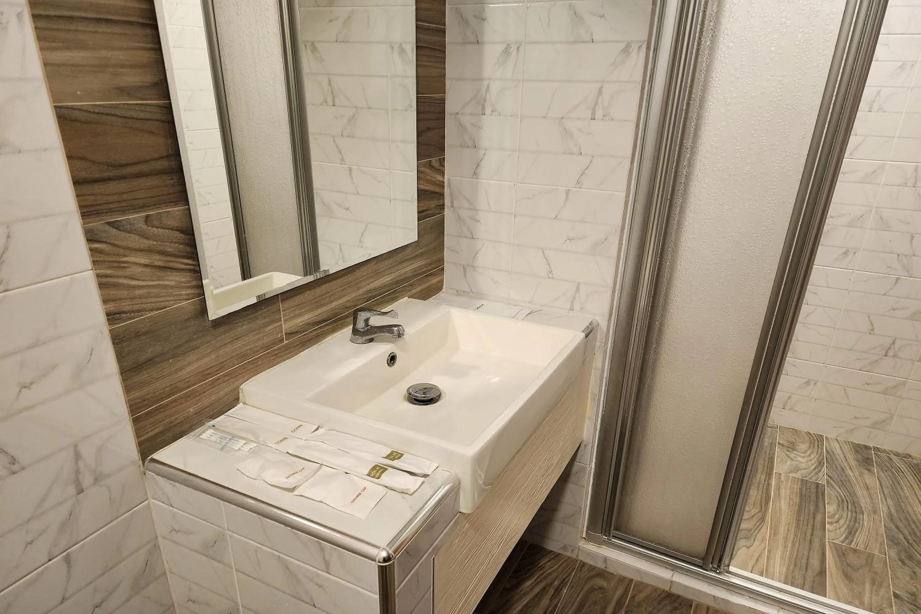 Bathroom in Kim Hotel At Bangplong