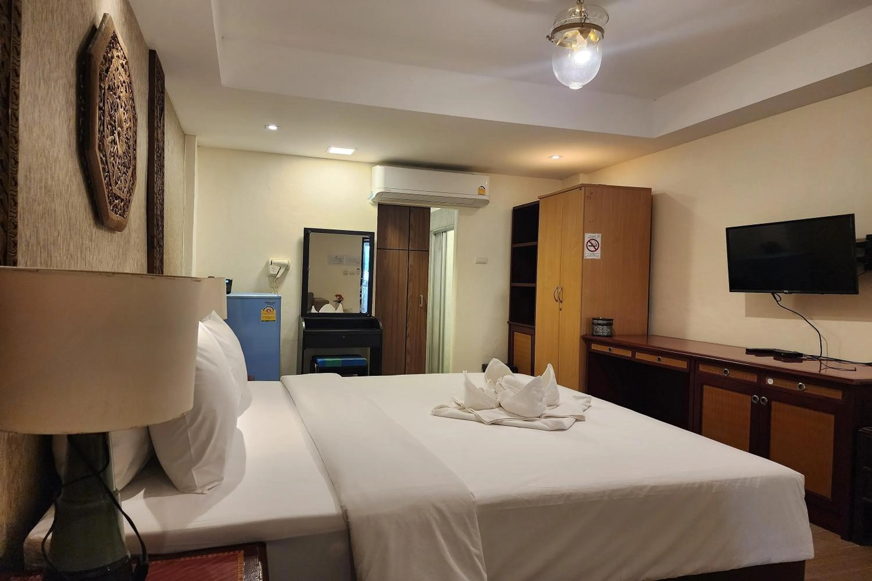 Bedroom, Bed in Kim Hotel At Bangplong