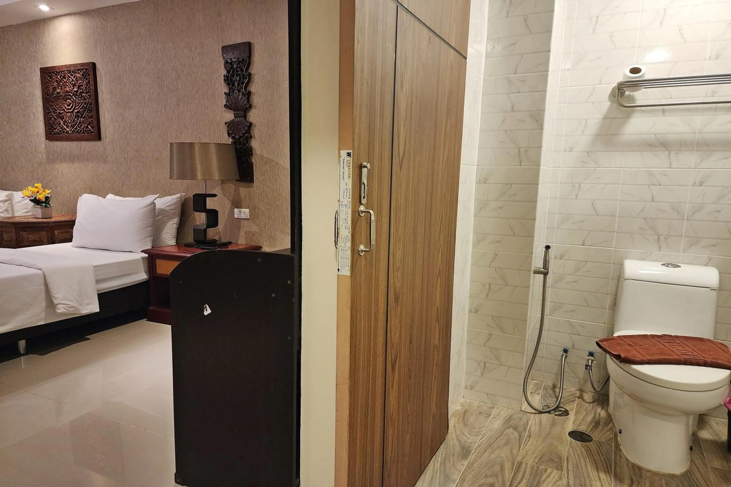 Bedroom, Bed in Kim Hotel At Bangplong