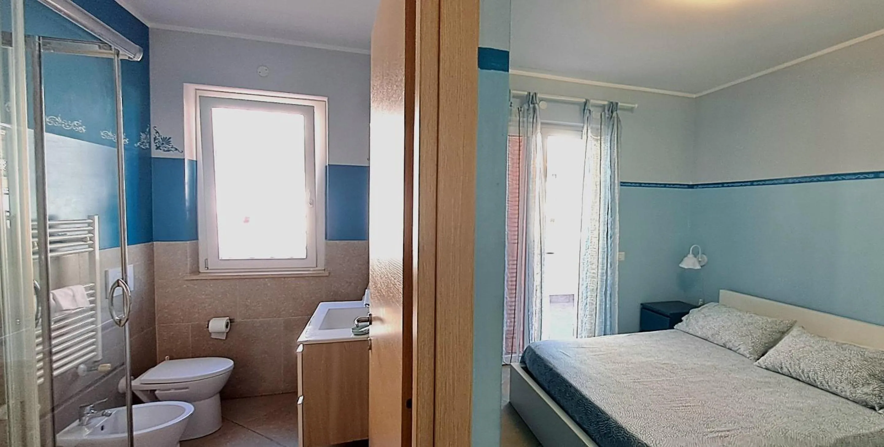 Shower, Bed in Guest House Roma Express