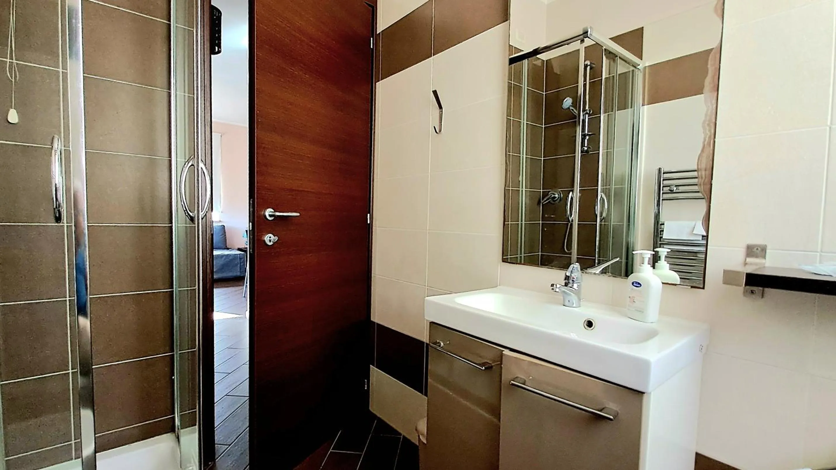 Shower in Guest House Roma Express