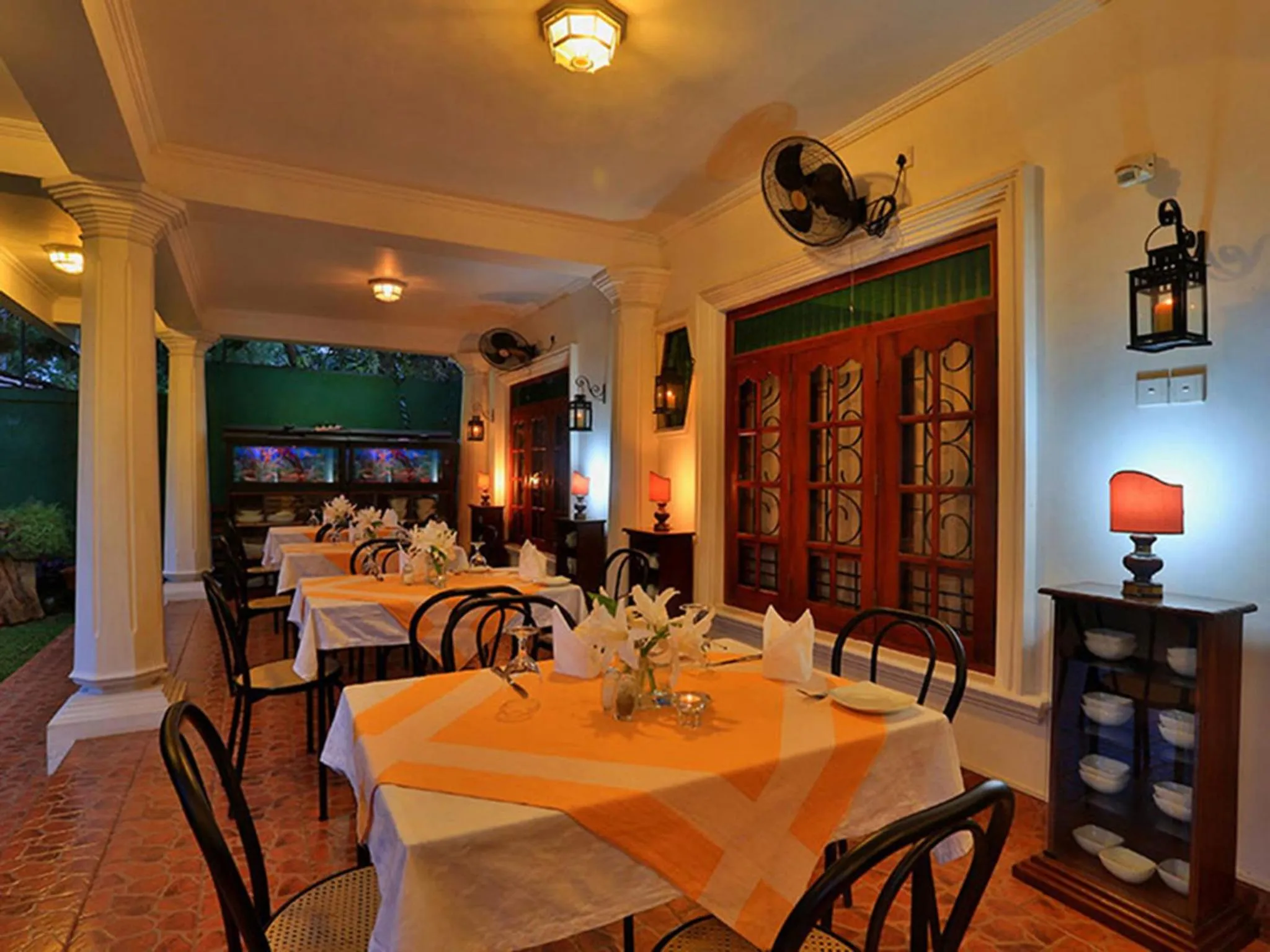 Restaurant/places to eat in Emel Boutique