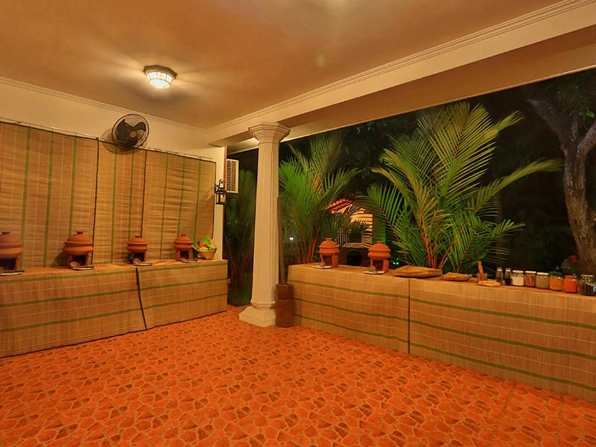 Restaurant/places to eat in Emel Boutique