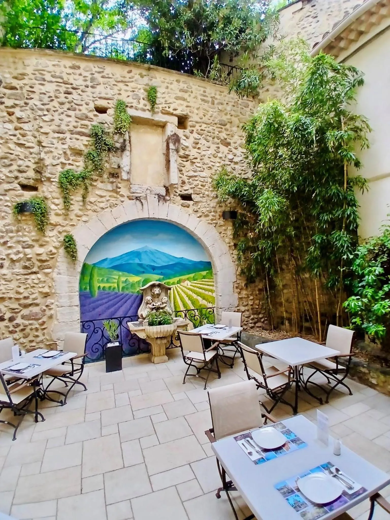 Patio in Hotel Du Midi