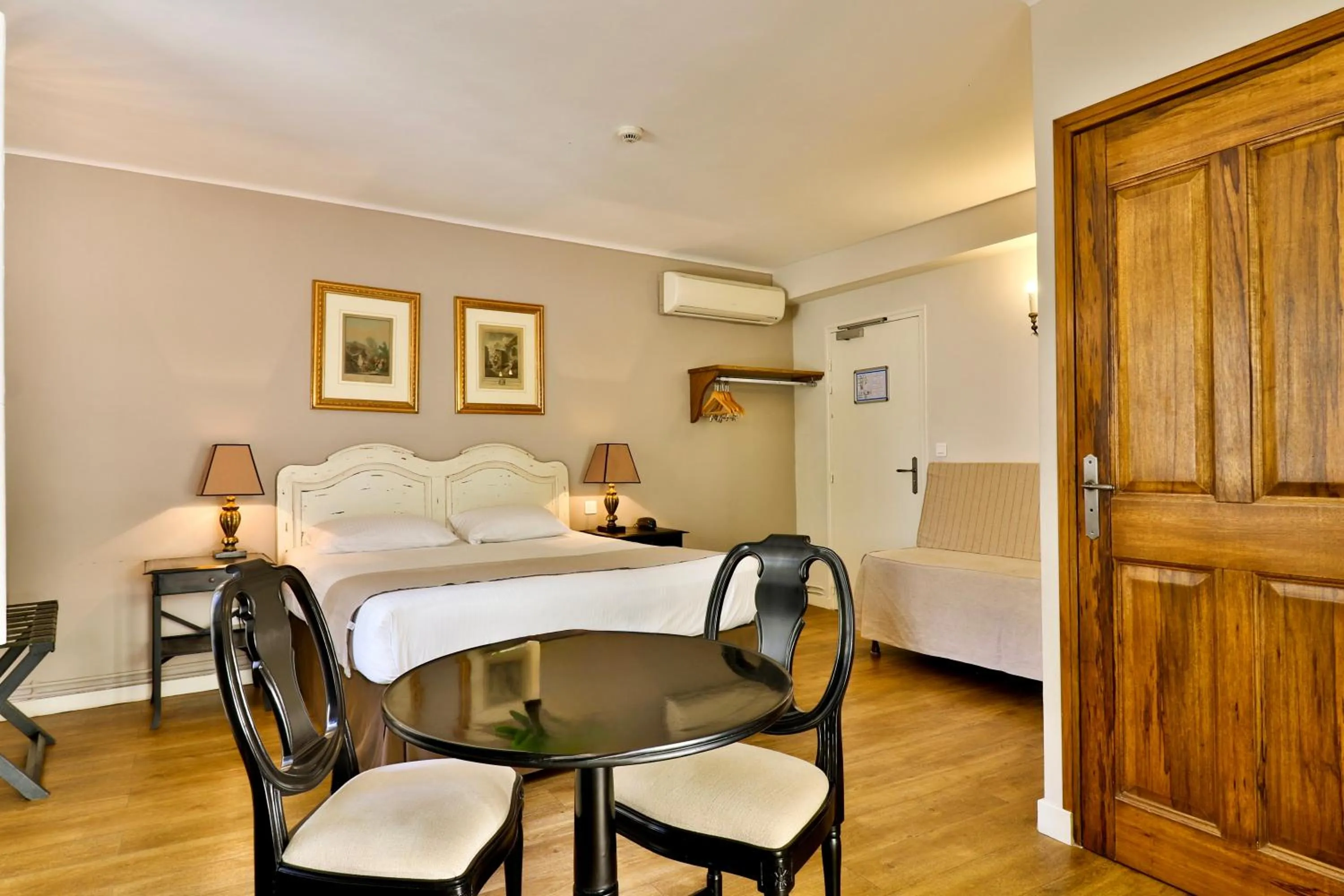 Bedroom, Bed in Hotel Du Midi