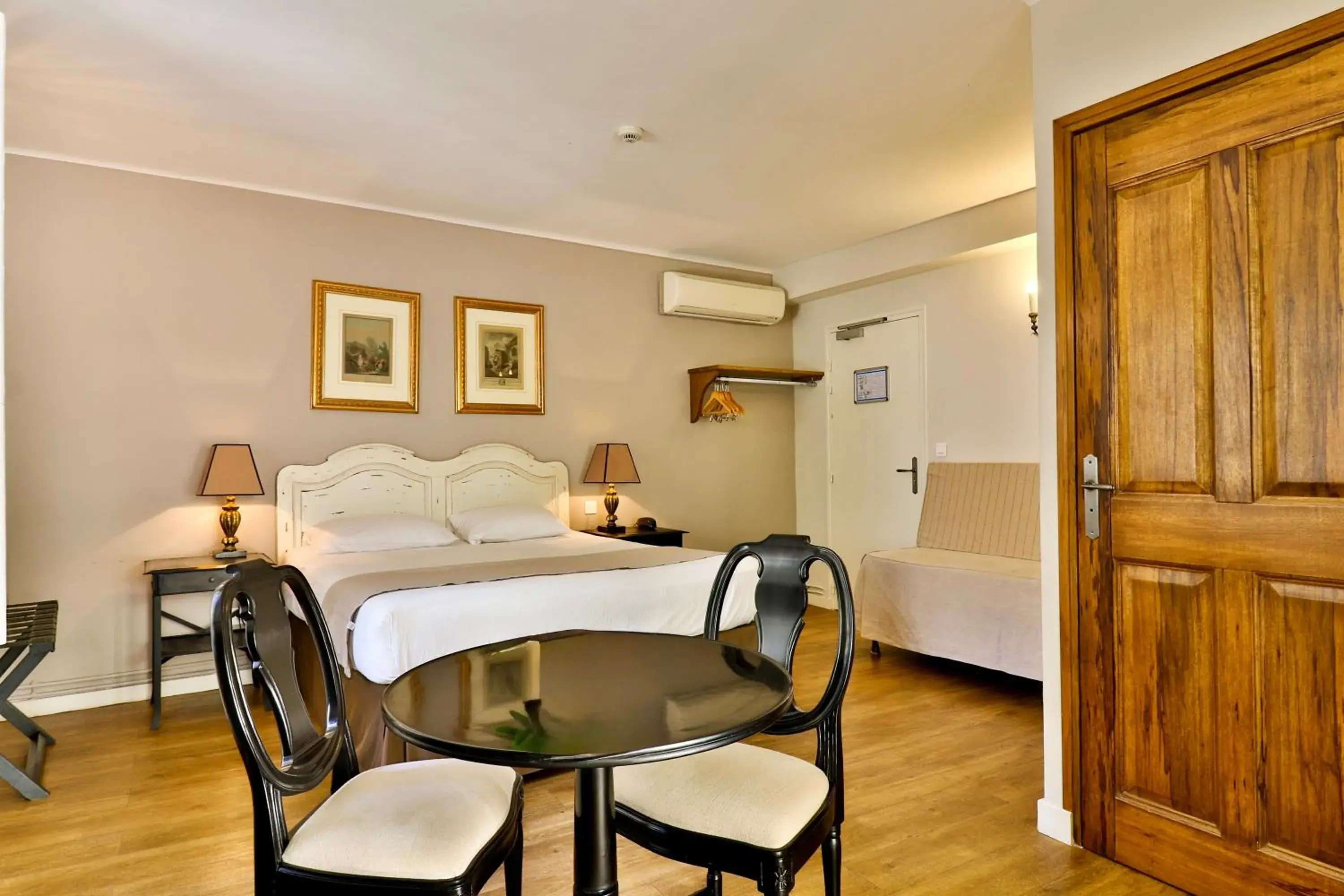 Bedroom, Bed in Hotel Du Midi Bedroom, Bed in Hotel Du Midi