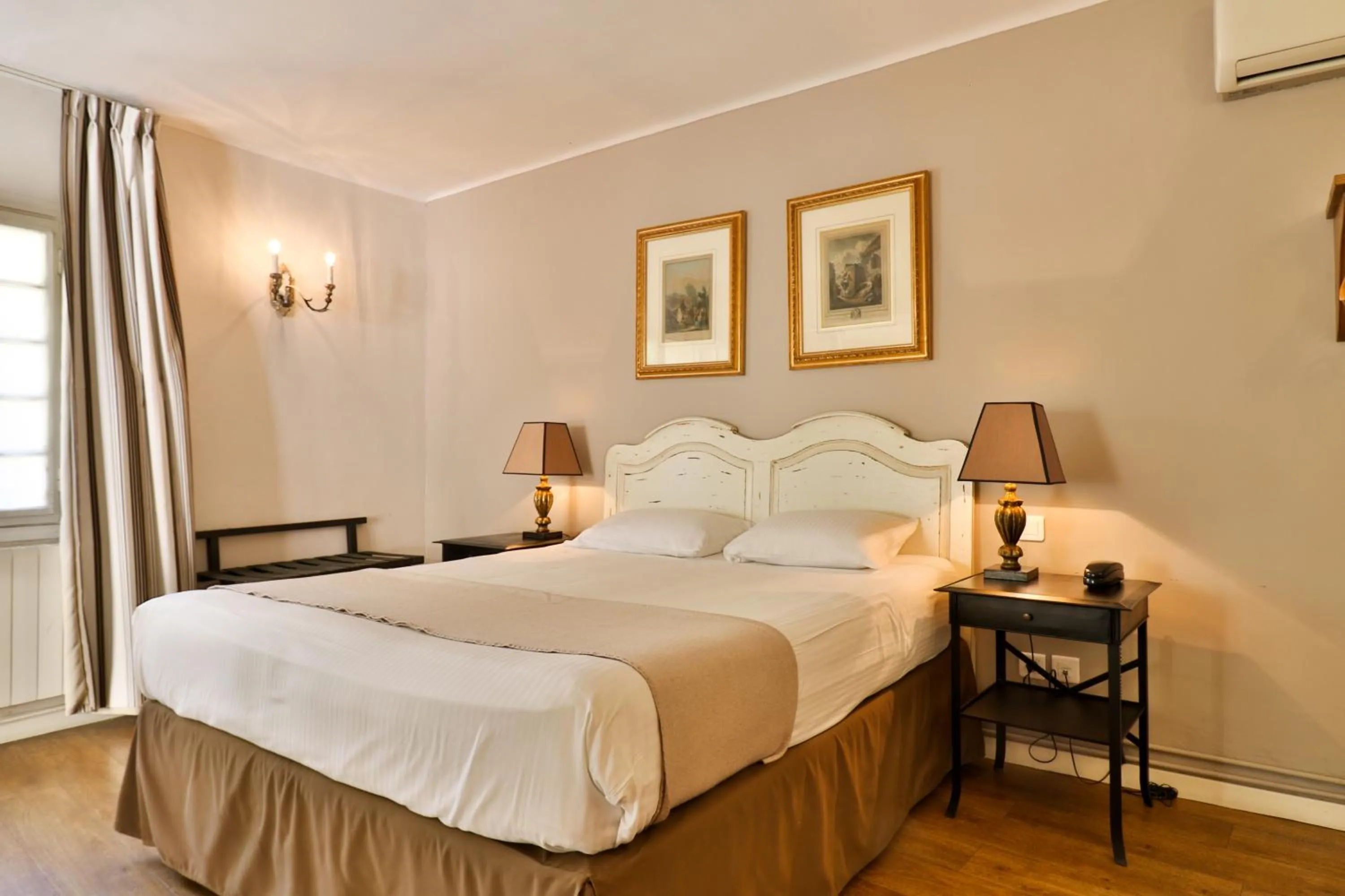 Bedroom, Bed in Hotel Du Midi