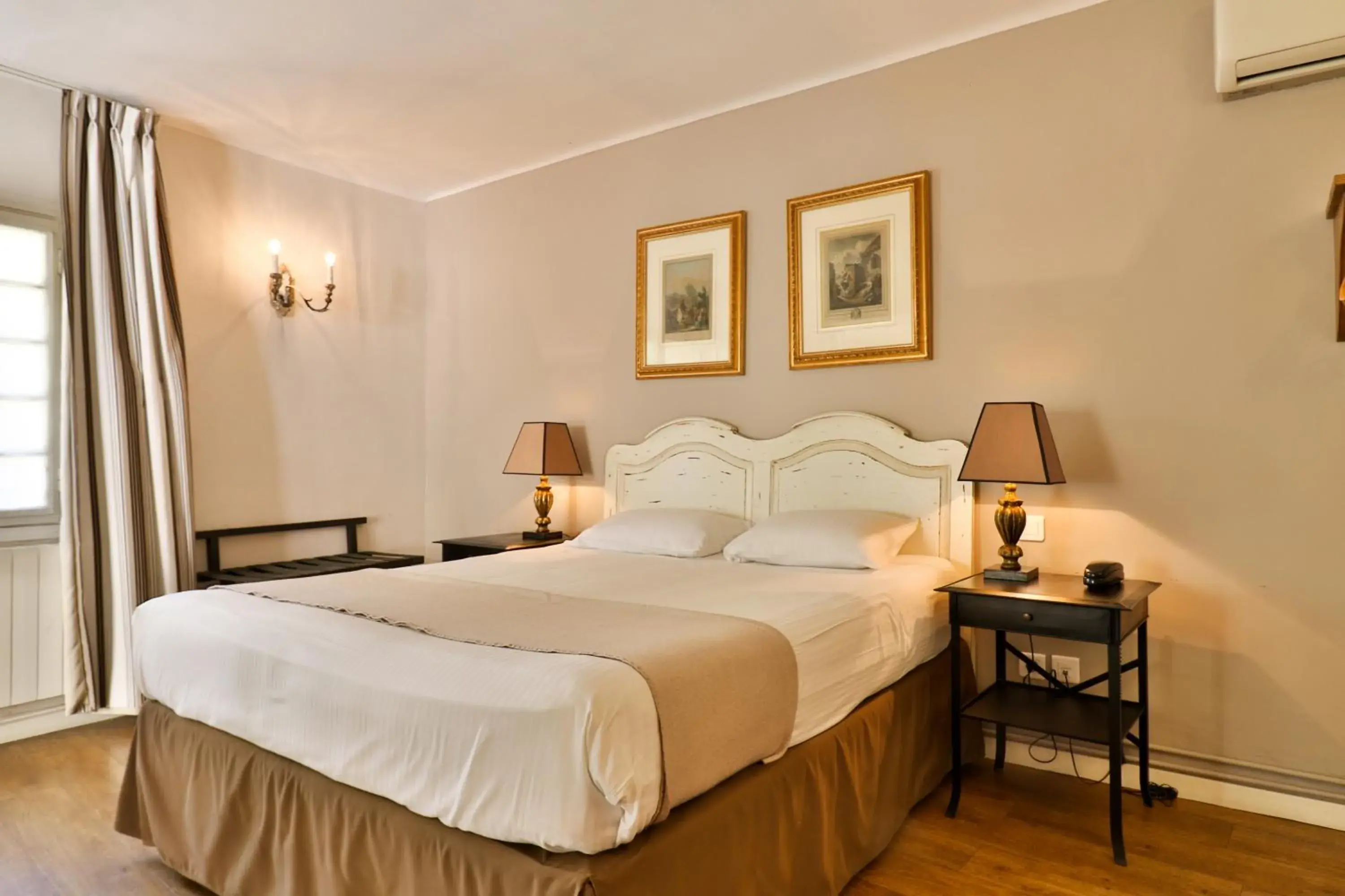 Bedroom, Bed in Hotel Du Midi Bedroom, Bed in Hotel Du Midi