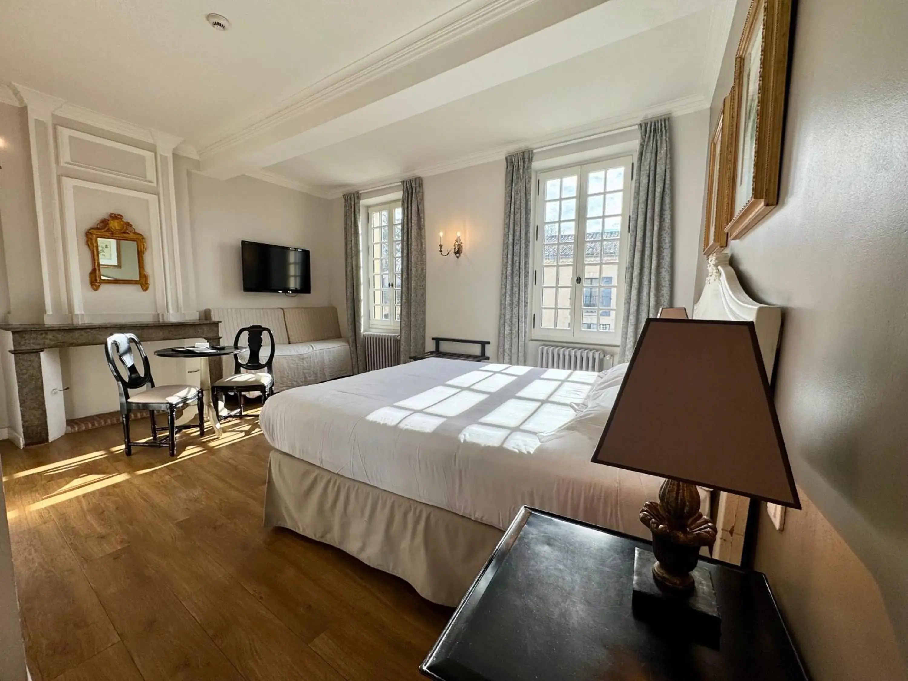 Bedroom, Bed in Hotel Du Midi Bedroom, Bed in Hotel Du Midi