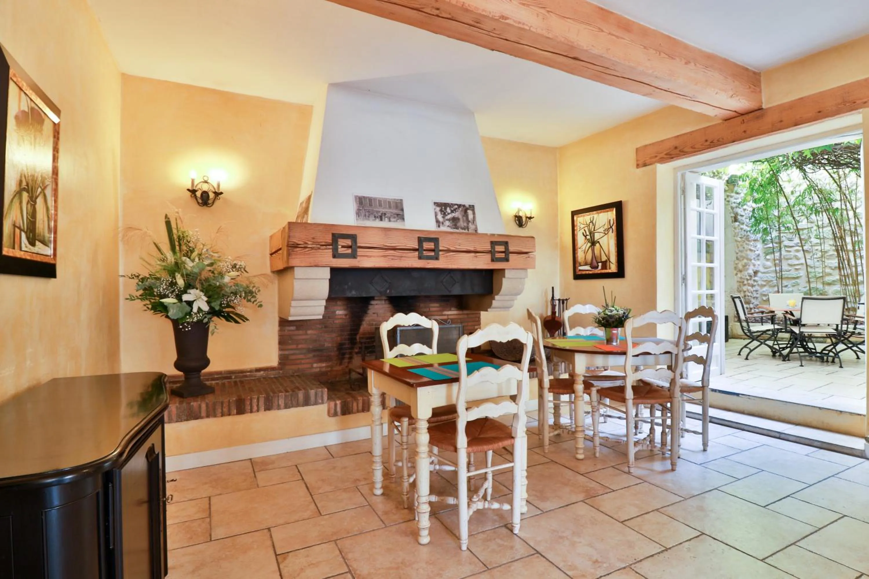 Restaurant/places to eat in Hotel Du Midi