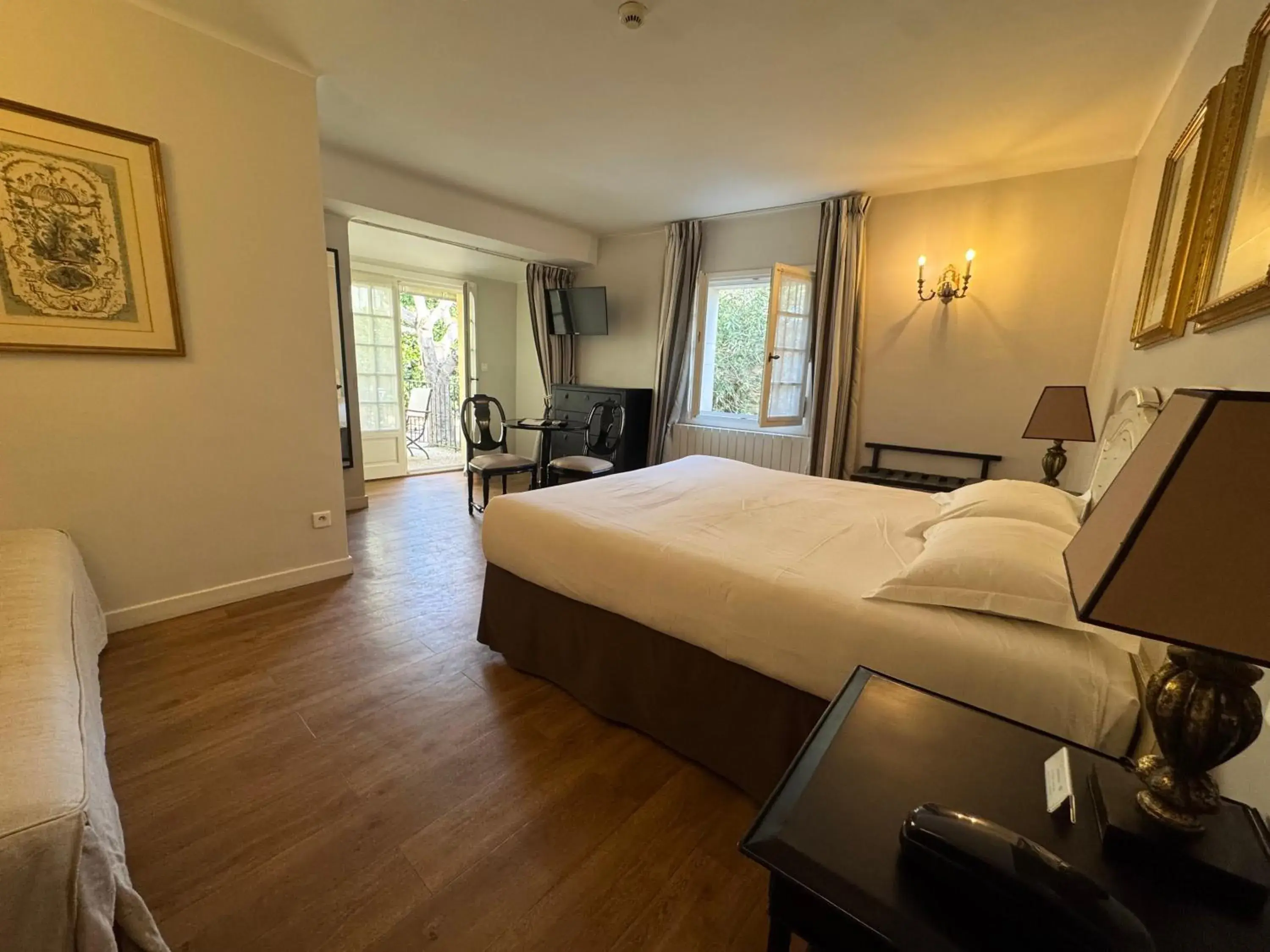 Bedroom, Bed in Hotel Du Midi Bedroom, Bed in Hotel Du Midi