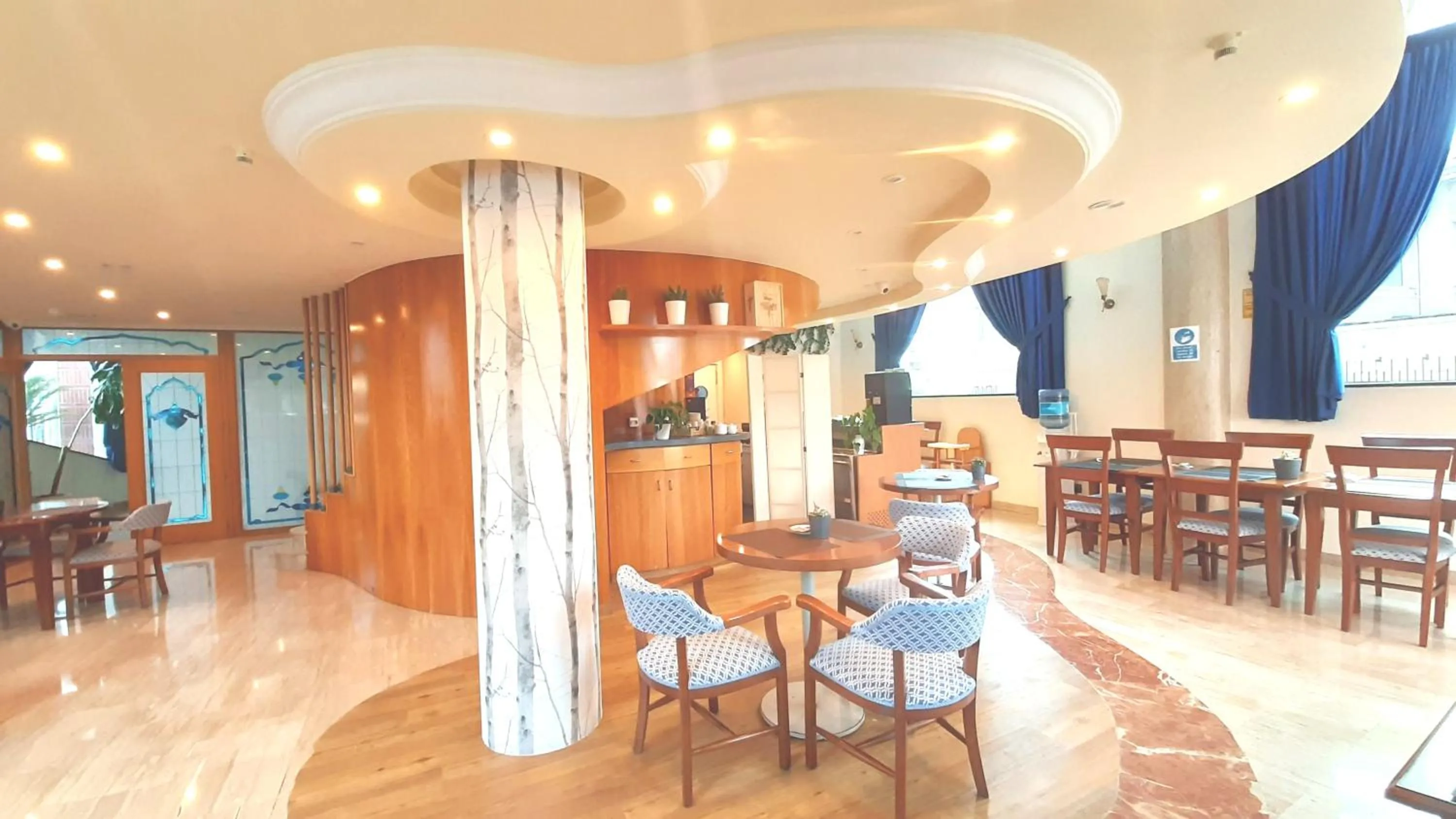 Restaurant/places to eat in Hotel Nueva Plaza